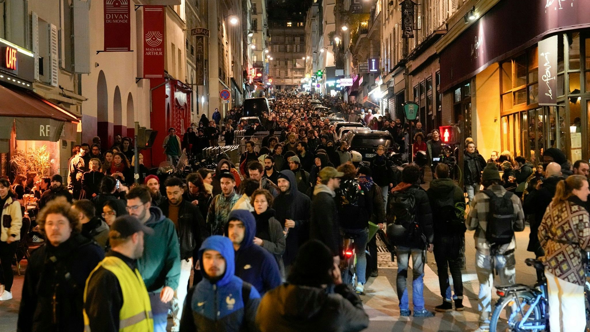 Demonstranten marschieren während einer Demonstration in Paris. Foto: dpa/Joly