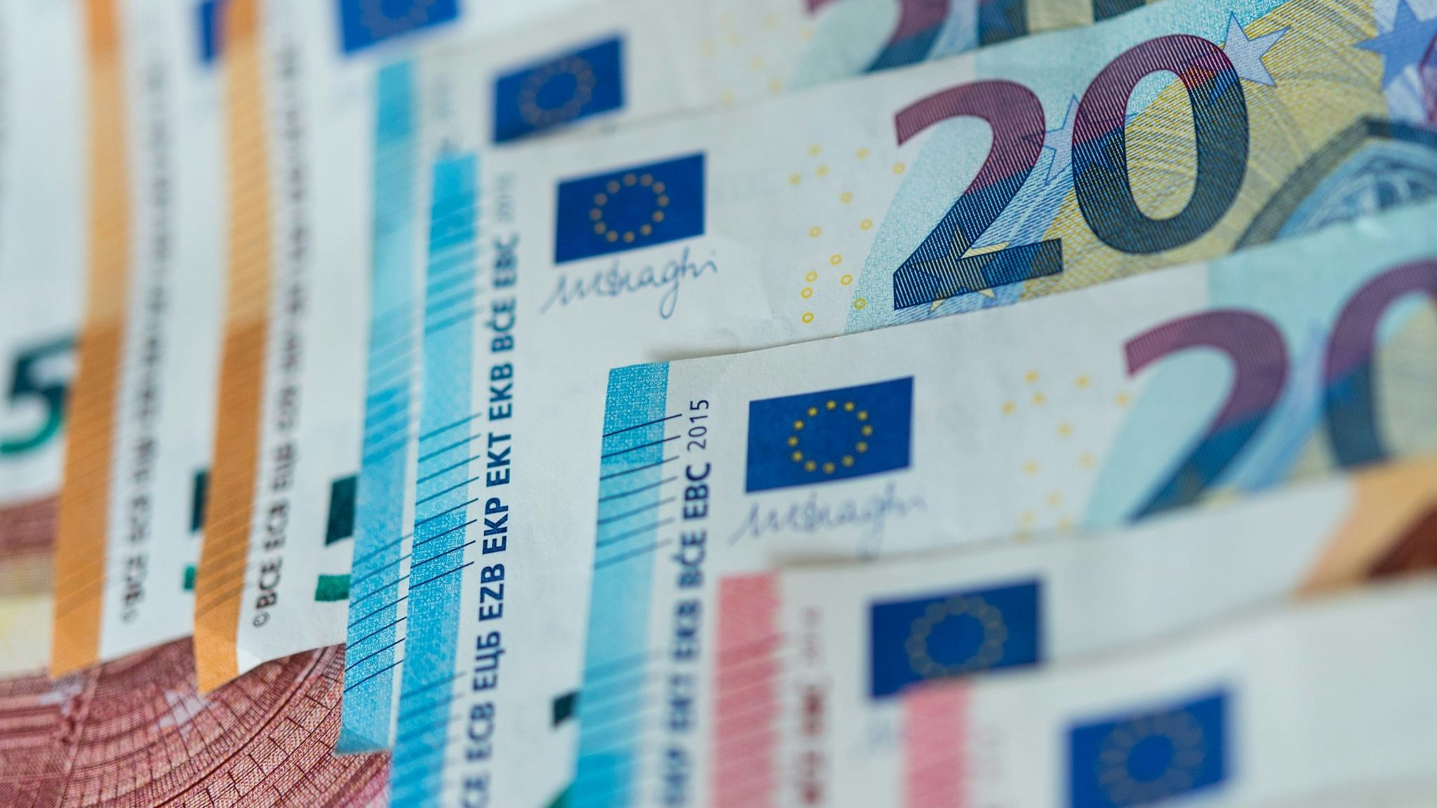 Banknoten von 10, 20 und 50 Euro liegen sortiert auf einem Tisch. Foto: dpa/Skolimowska