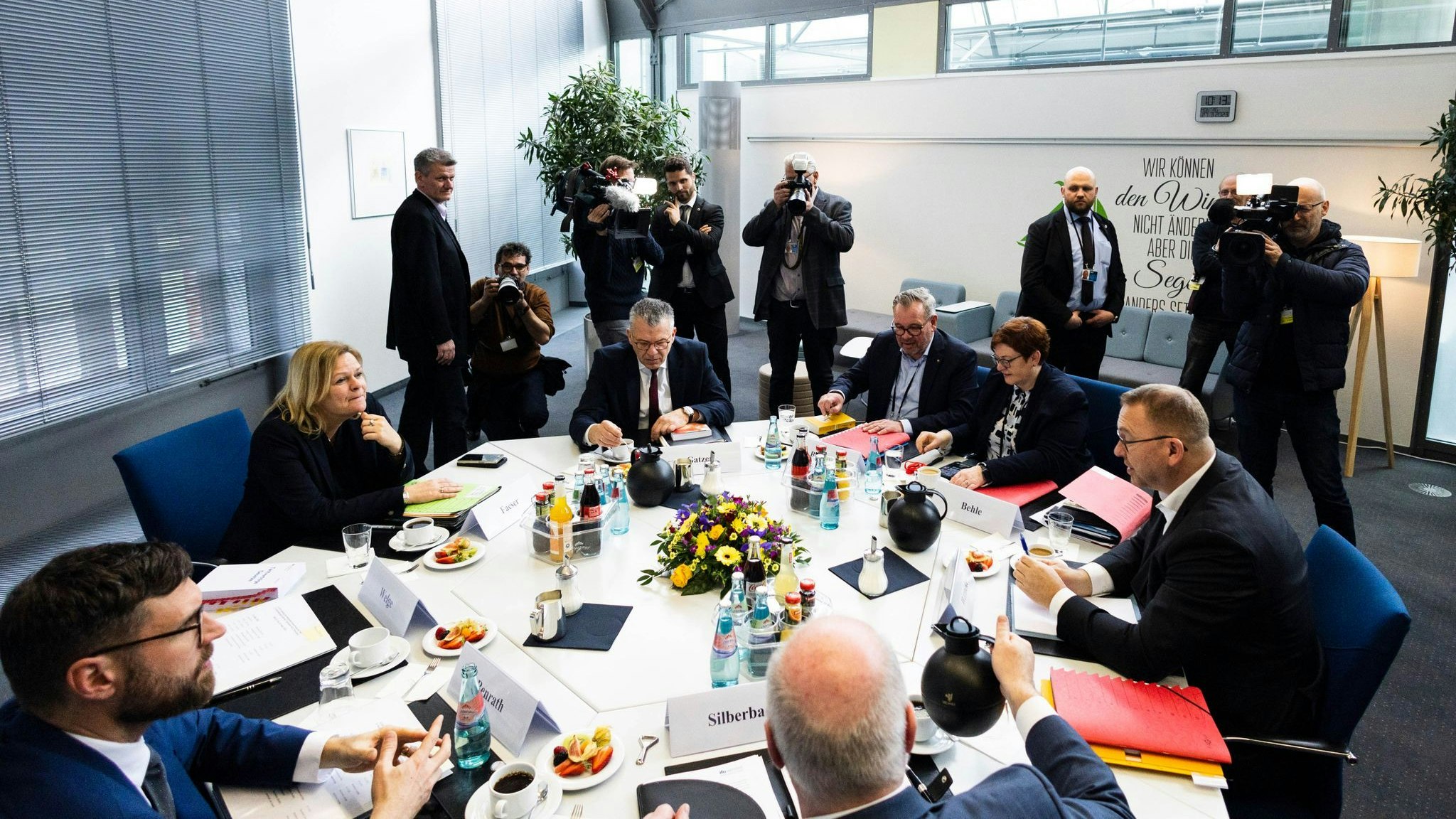 Bundesinnenministerin Nancy Faeser (2.v.l), Verdi-Chef Frank Werneke (r.), der dbb-Vorsitzende Ulrich Silberbach (M.) und weitere Teilnehmer zu Beginn der dritten Tarifverhandlungsrunde in Potsdam. Foto: dpa/Koall
