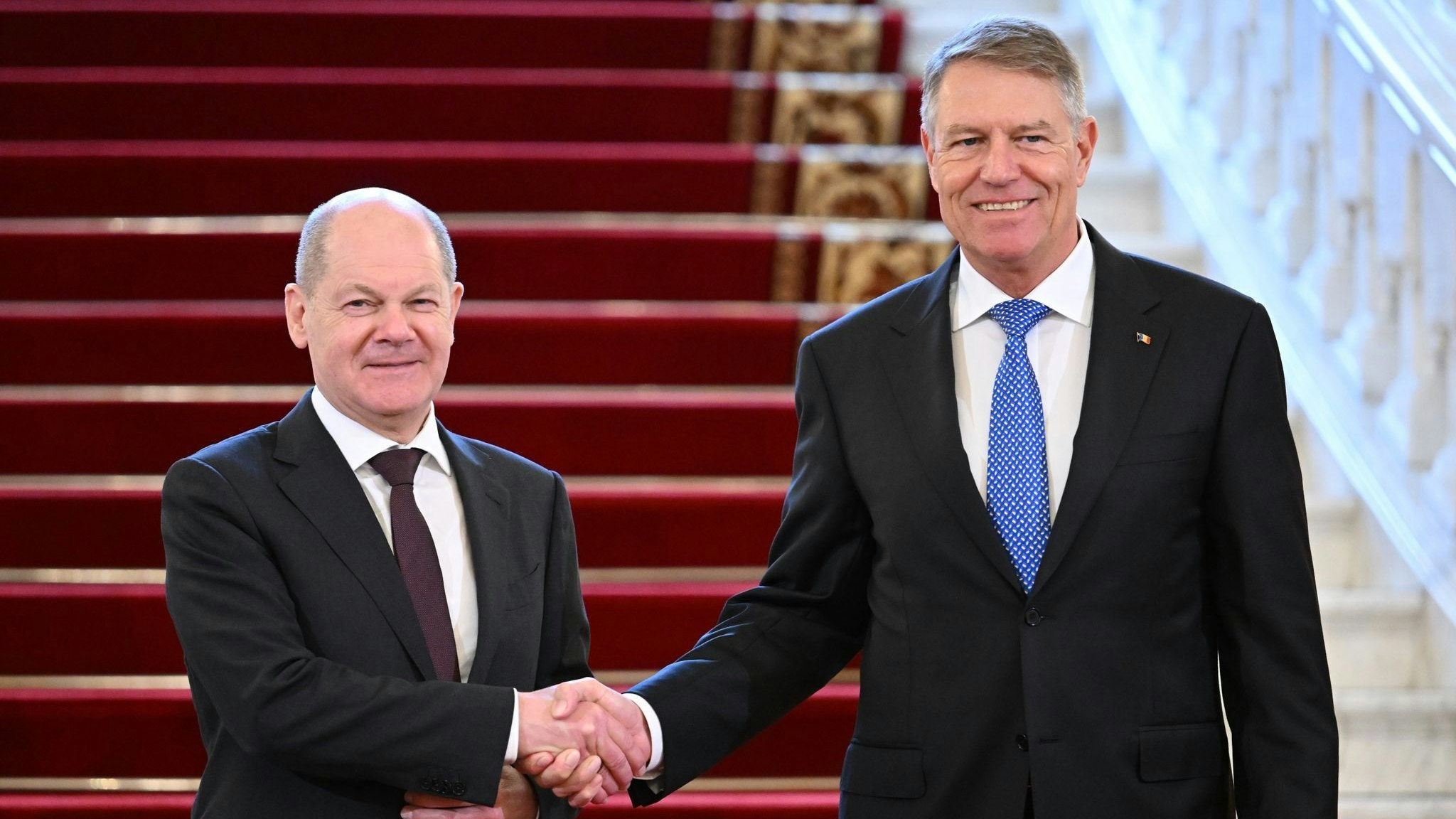 Kanzler Olaf Scholz wird von Rumäniens Präsident Klaus Iohannis in Bukarest begrüßt. Foto: dpa/Stache