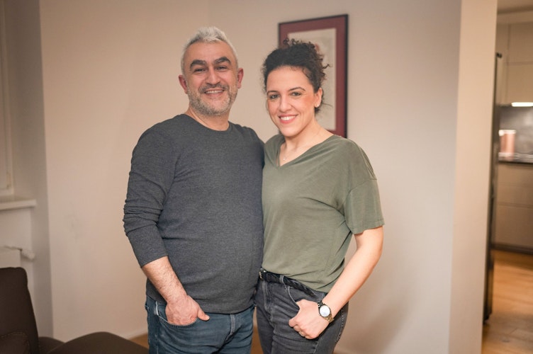 Esra (41) und Cagdas Yavuz (46) in ihrer Berliner Wohnung am Rande eines Interviews. Foto: dpaBänsch