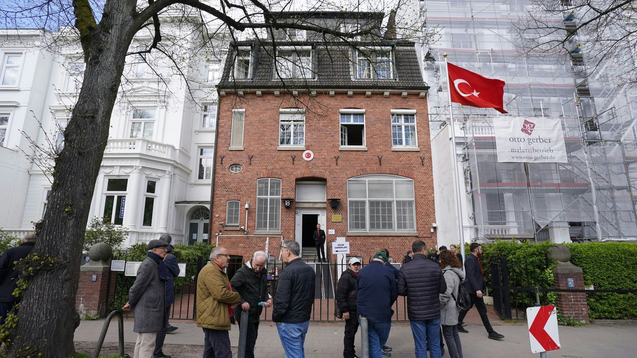 Wahlberechtigte Türkin vor dem Türkischen Generalkonsulat in Hamburg, wo sie für die Wahlen in ihrem Heimatland abstimmen können. Foto: dpa/Brandt
