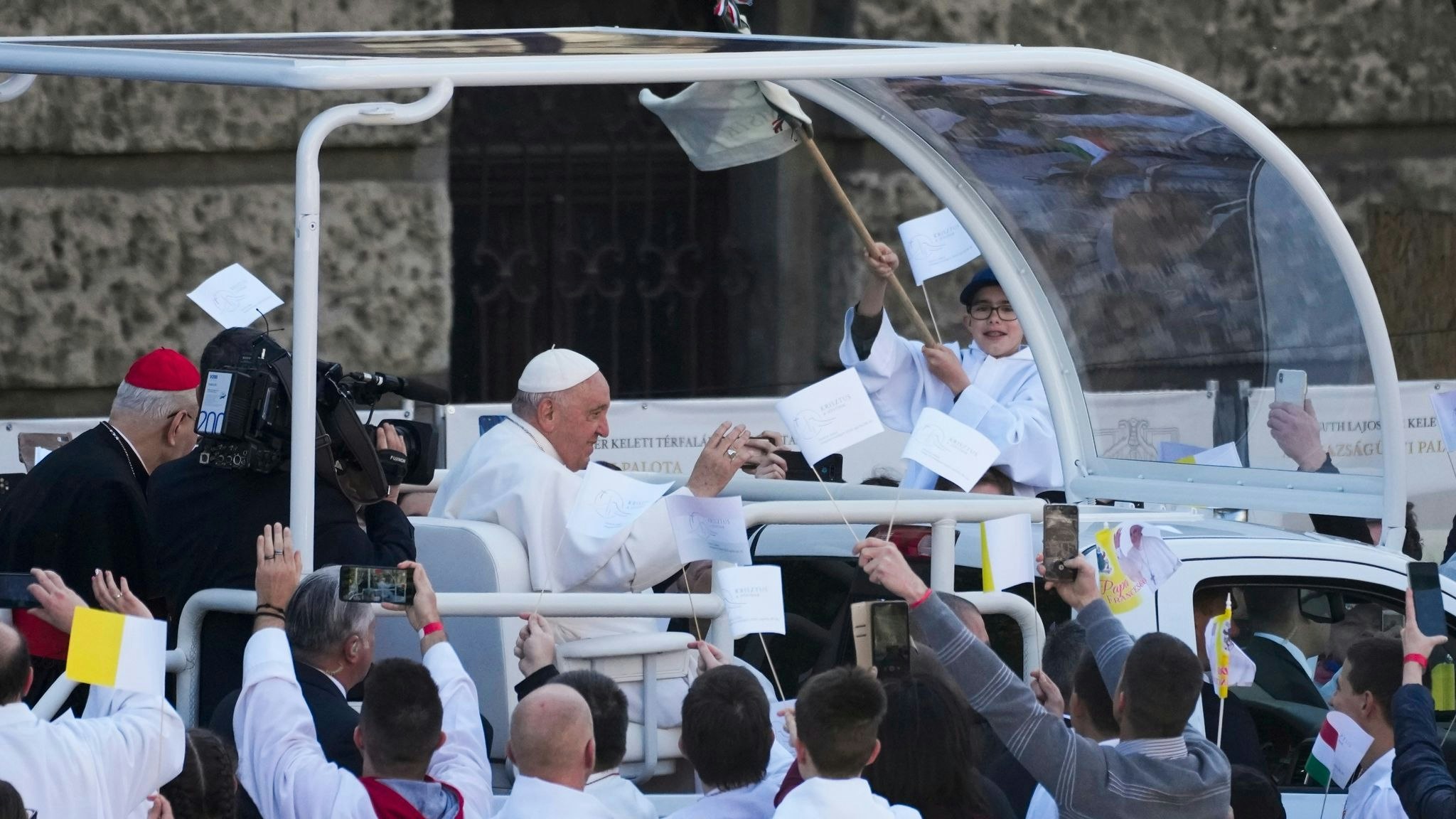 Unter Jubel und Applaus wurde Papst Franziskus in seinem berühmten Papamobil durch die Reihen der Besucher und Gläubigen gefahren. Foto: dpa/Medichini