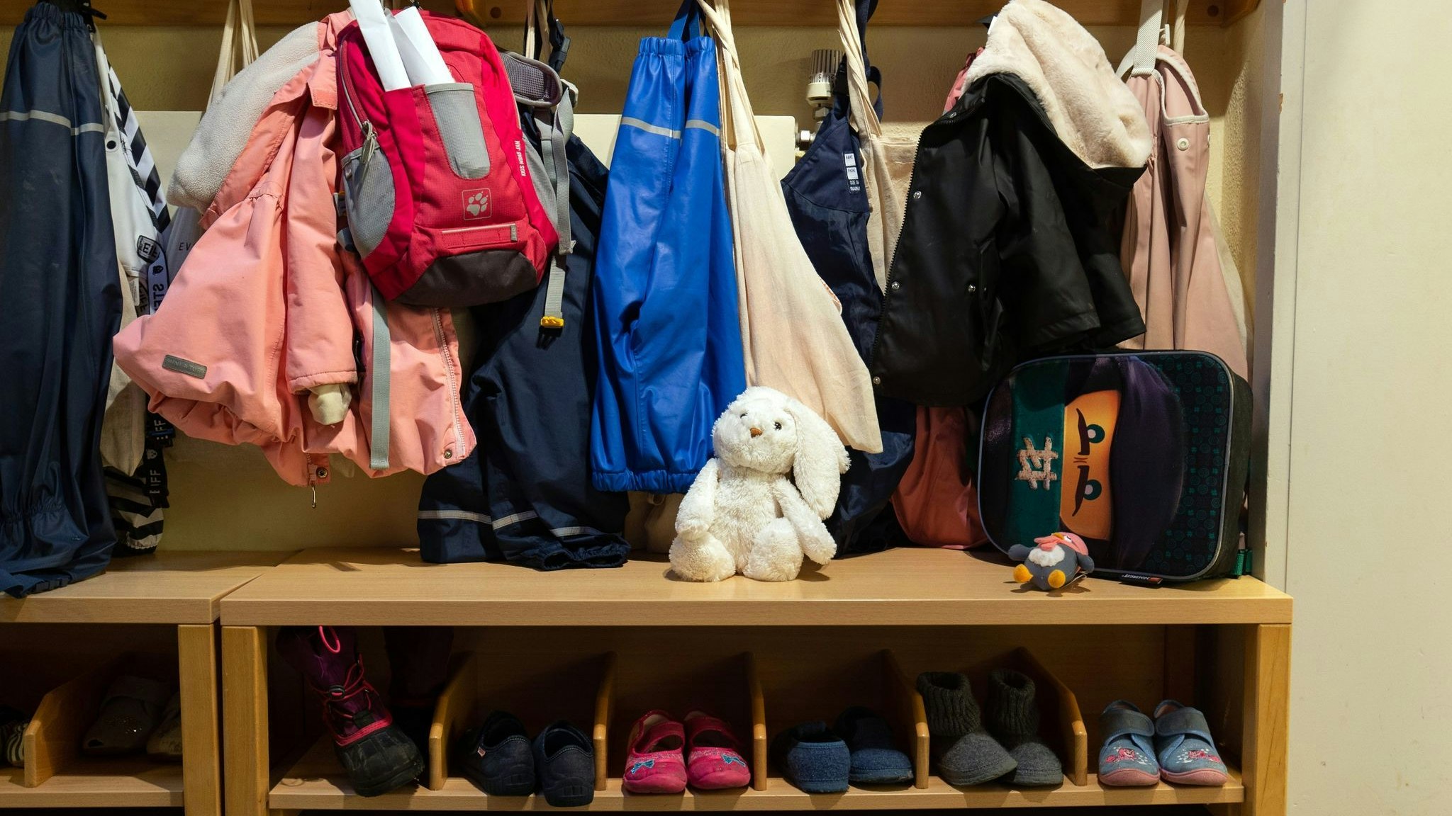 In der Garderobe in einer Kindertagesstätte (Kita) hängen Kinderjacken. Foto: dpa/Gentsch