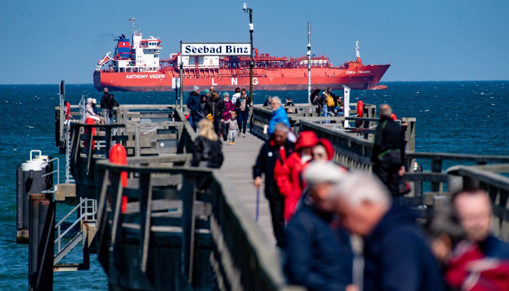 Ein LNG-Shuttle-Tanker liegt vor der Küste der Insel Rügen. Landeswirtschaftsminister Meyer zufolge sollen im Hafen von Mukran zwei sogenannte Regasifizierungseinheiten festmachen. Foto: dpa/Sauer