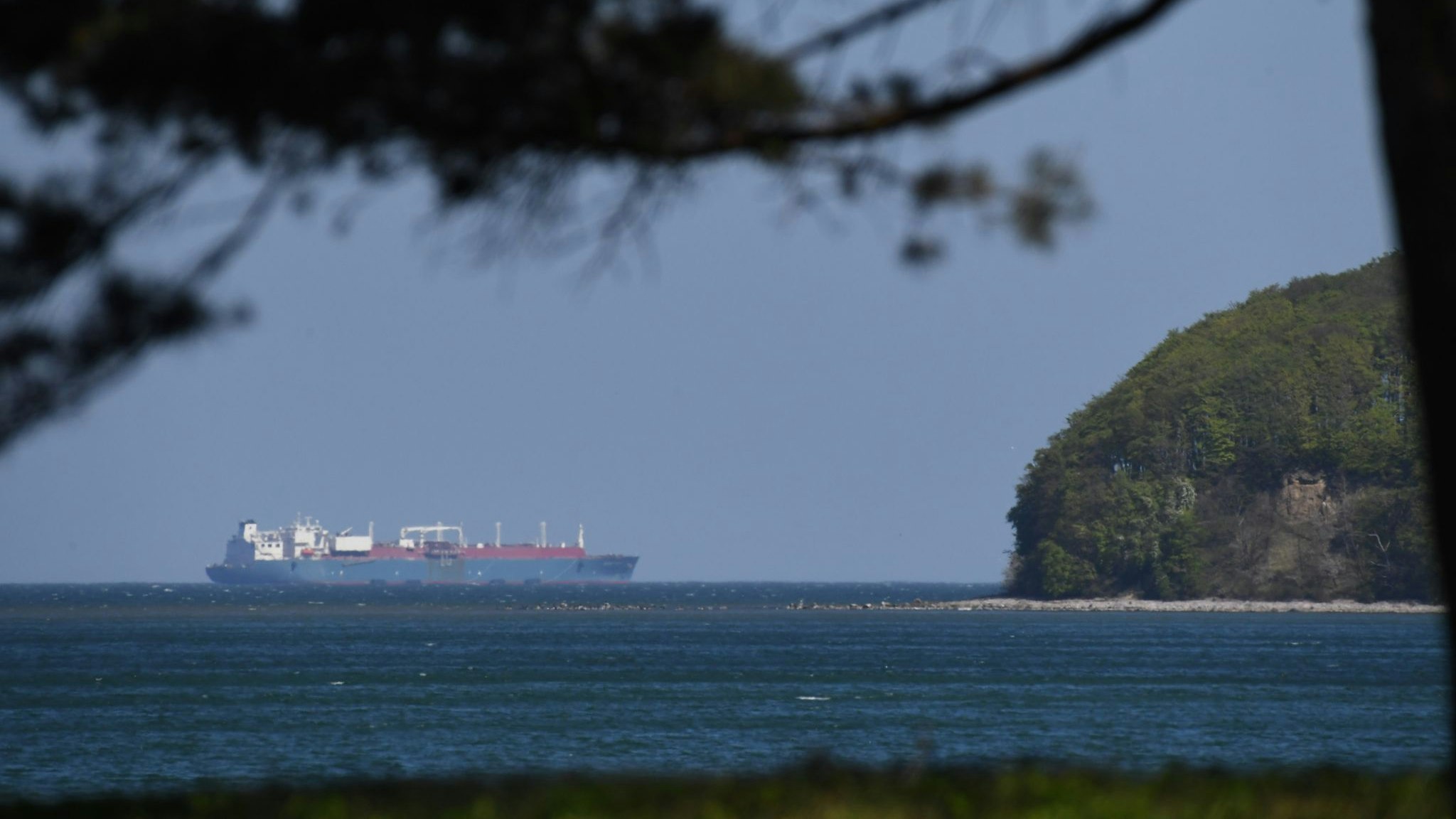Ein LNG-Tanker liegt vor Rügens Küste. Foto: dpa/Sauer