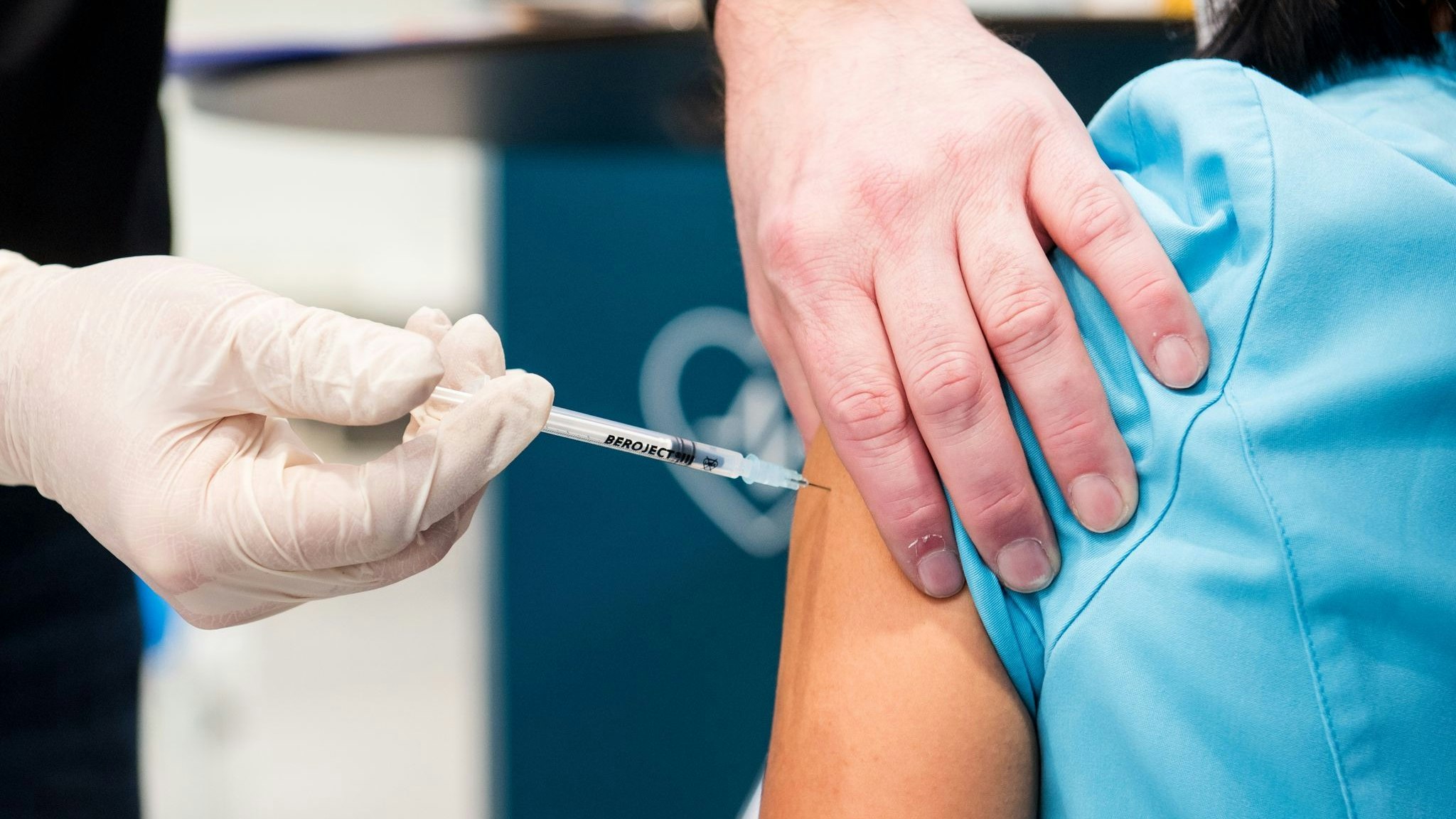 Eine Frau wird bei einer Impfaktion gegen Corona geimpft. Foto: dpa/Bockwoldt
