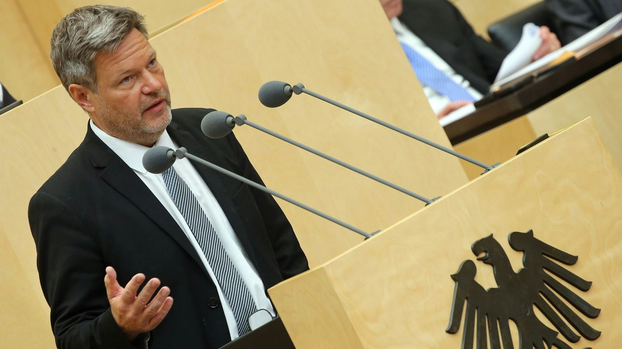 Bundeswirtschaftsminister Robert Habeck im Bundesrat in der Debatte um die Änderung des Gebäudeenergiegesetzes. Foto: dpa/Kumm
