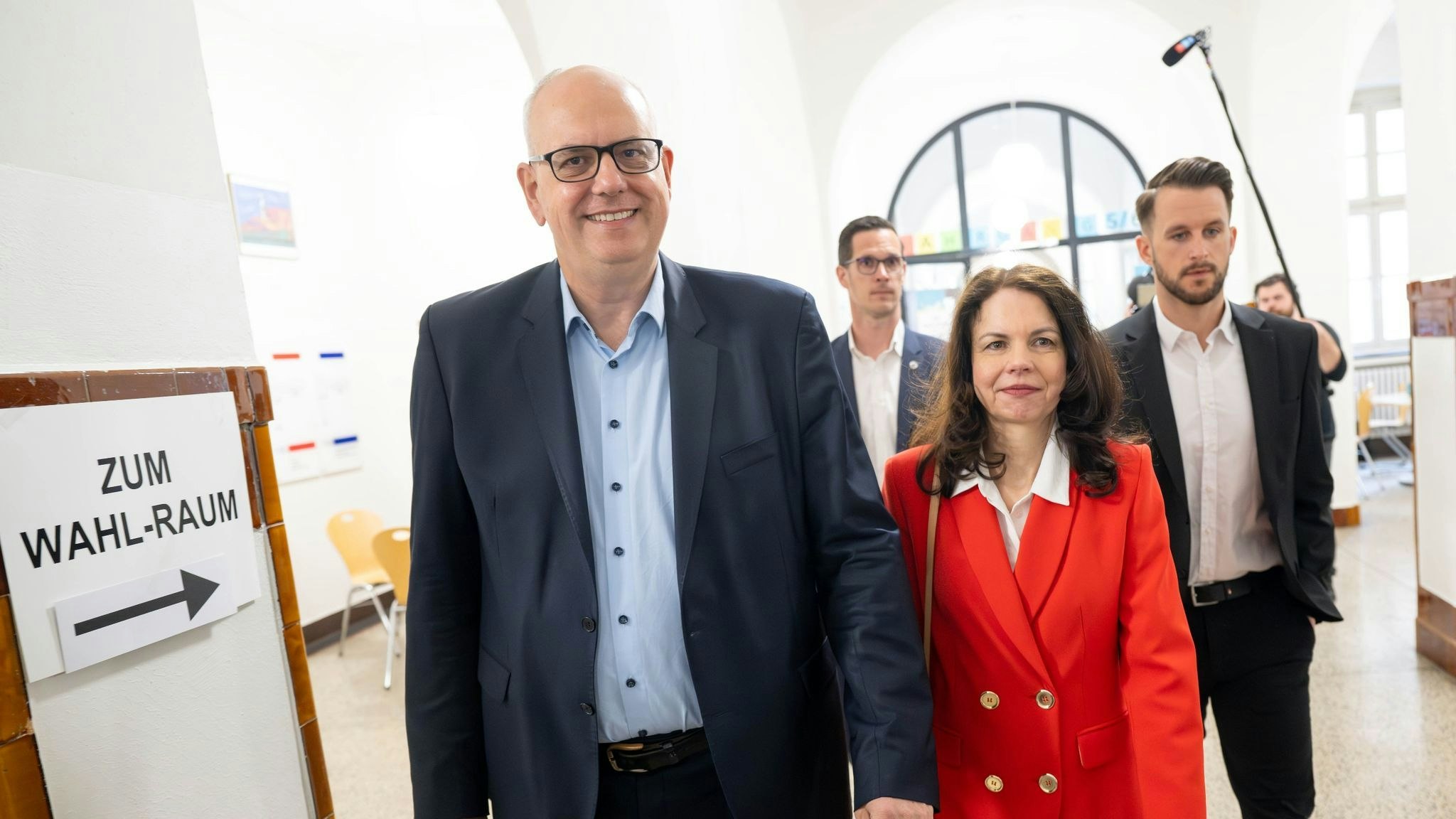 Spitzenkandidat der SPD in Bremen Andreas Bovenschulte und seine Partnerin Kerstin Krüger geben im Wahllokal ihre Stimmen ab. Foto: dpa/Sina Schuldt