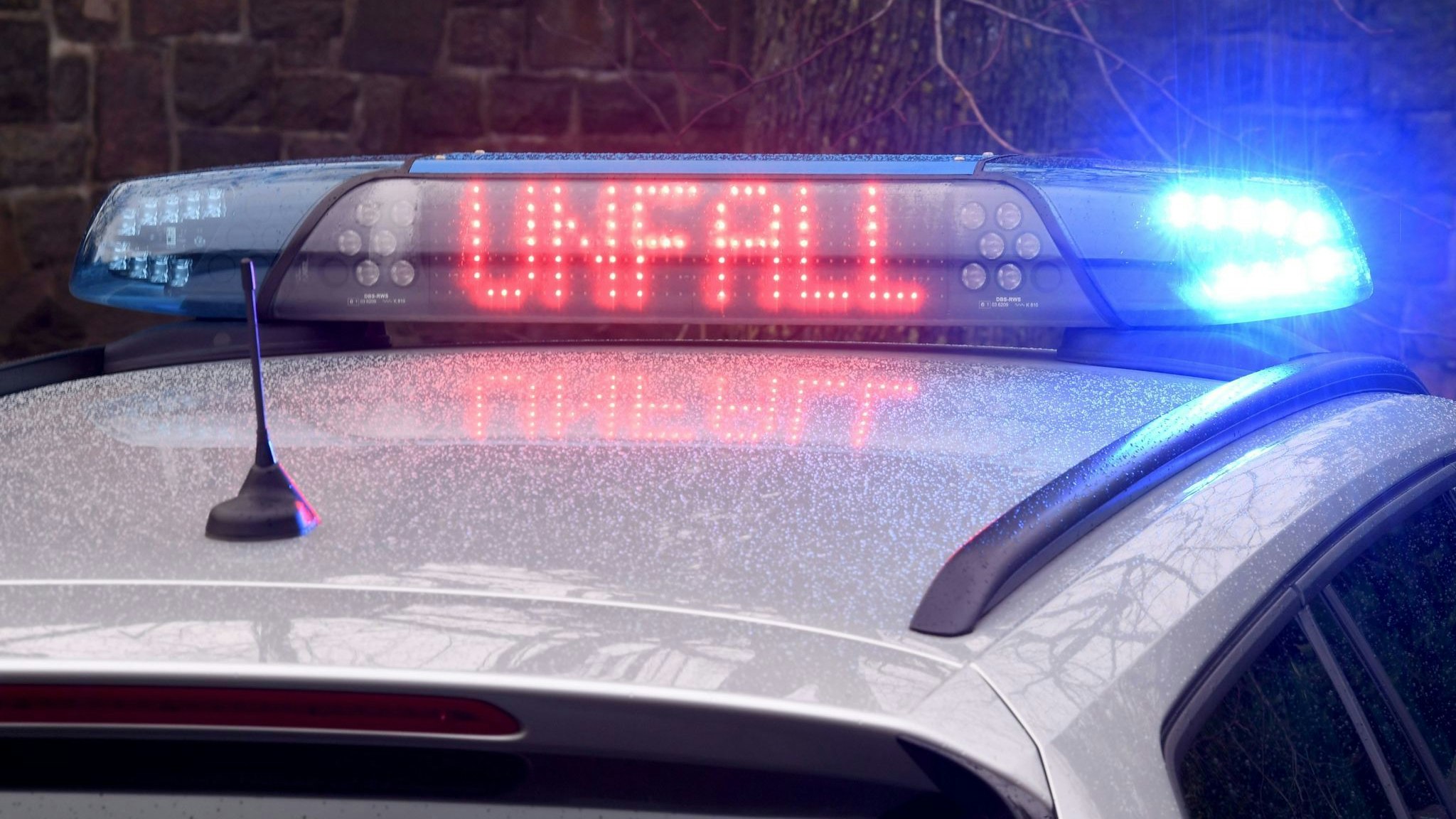 Die Leuchtschrift „Unfall“ auf dem Dach eines Polizeiwagens. Symbolfoto: dpa/Rehder