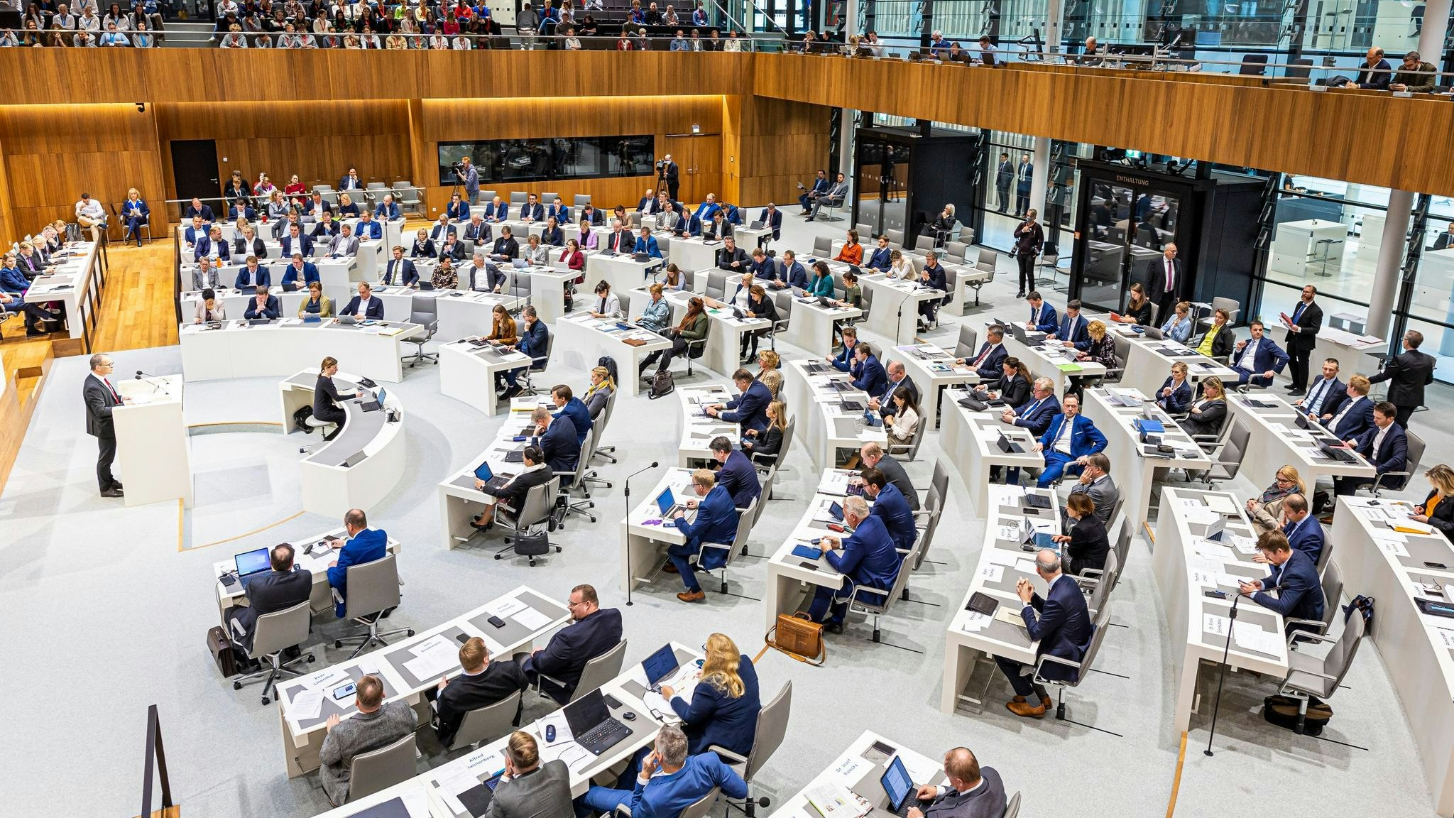 Abgeordnete nehmen im Plenarsaal an einer Sitzung des niedersächsischen Landtags teil. Foto: dpa/Frankenberg