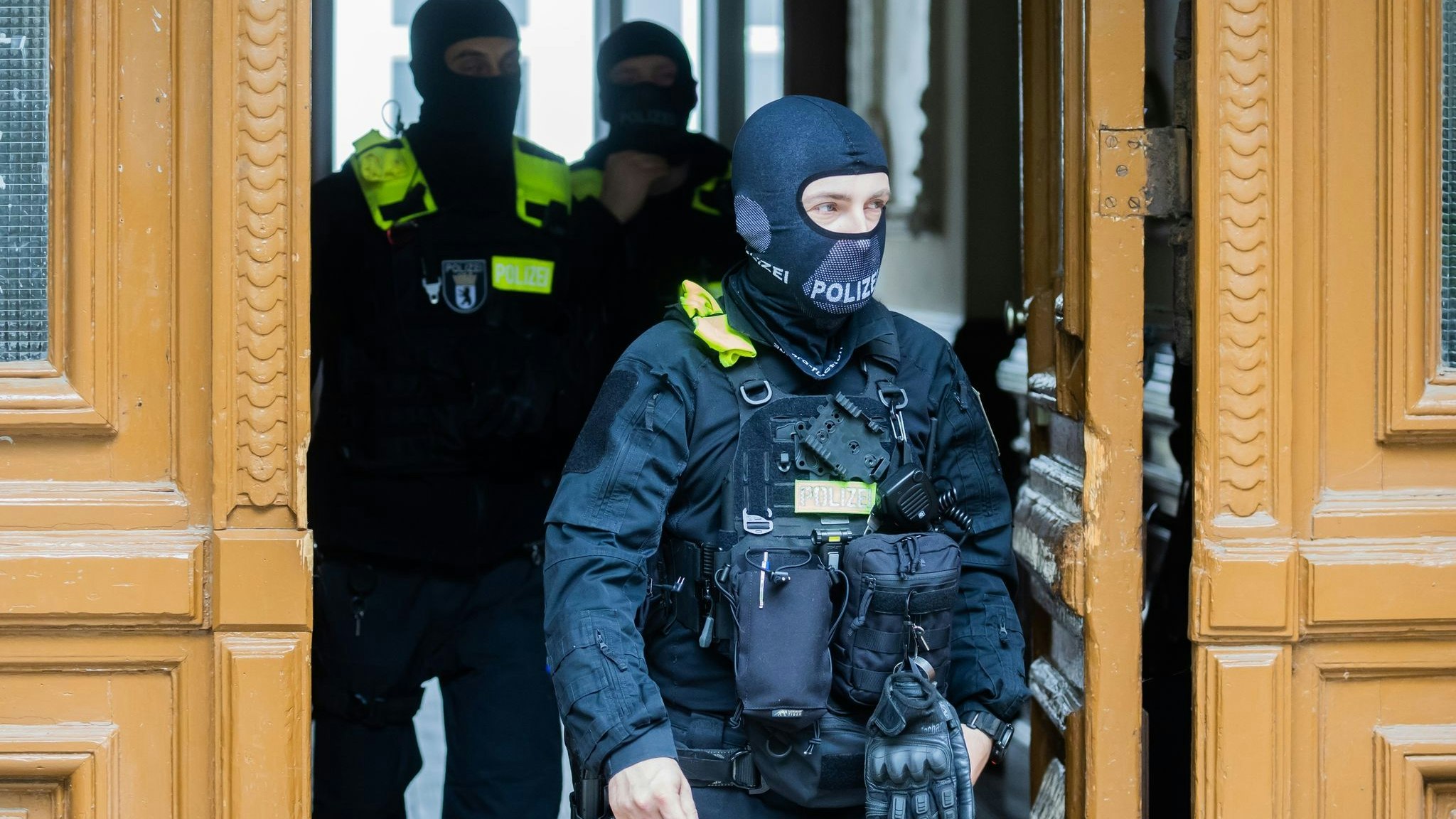 Polizisten nach einer Hausdurchsuchung in Berlin-Kreuzberg&nbsp;– bundesweit waren mehrere Dutzend Beamte im Einsatz. Foto: dpa/Soeder