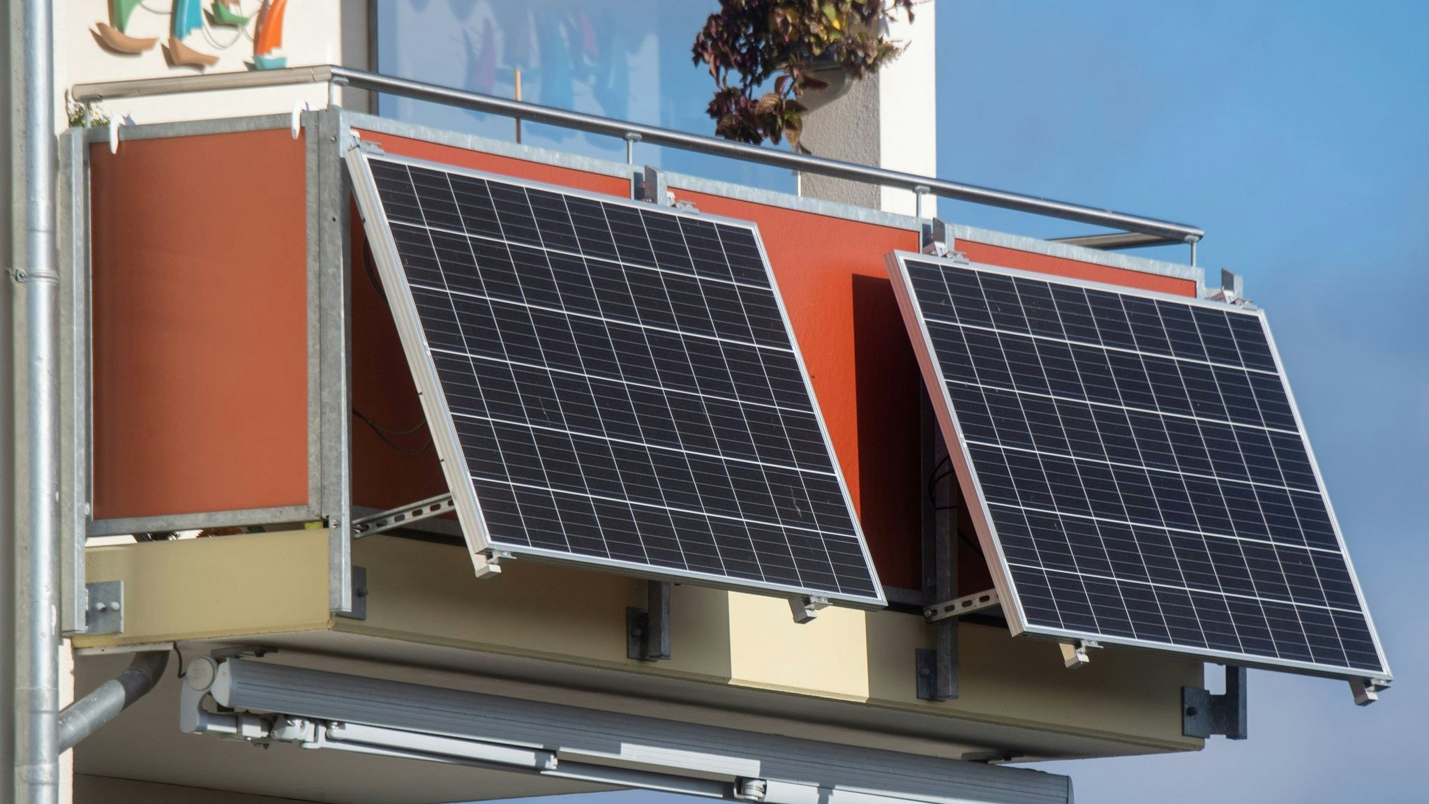 Solarmodule für ein sogenanntes Balkonkraftwerk hängen an einem Balkon. Foto: dpa/Sauer
