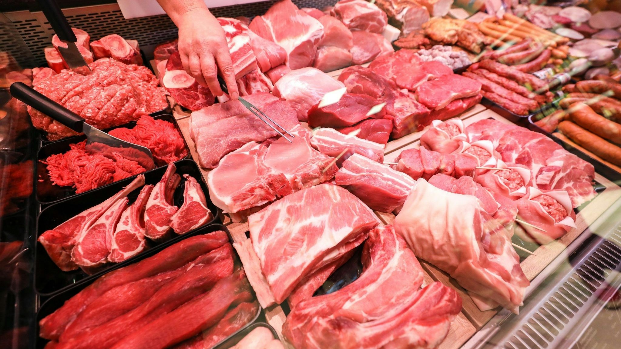Schweinefleisch und Rindfleisch liegen in einer Fleischtheke in einem Supermarkt: Die Kunden sollen bei mehr Fleischwaren zukünftig mehr Klarheit über das Herkunftsland der Tiere bekommen. Foto: dpa/Woitas