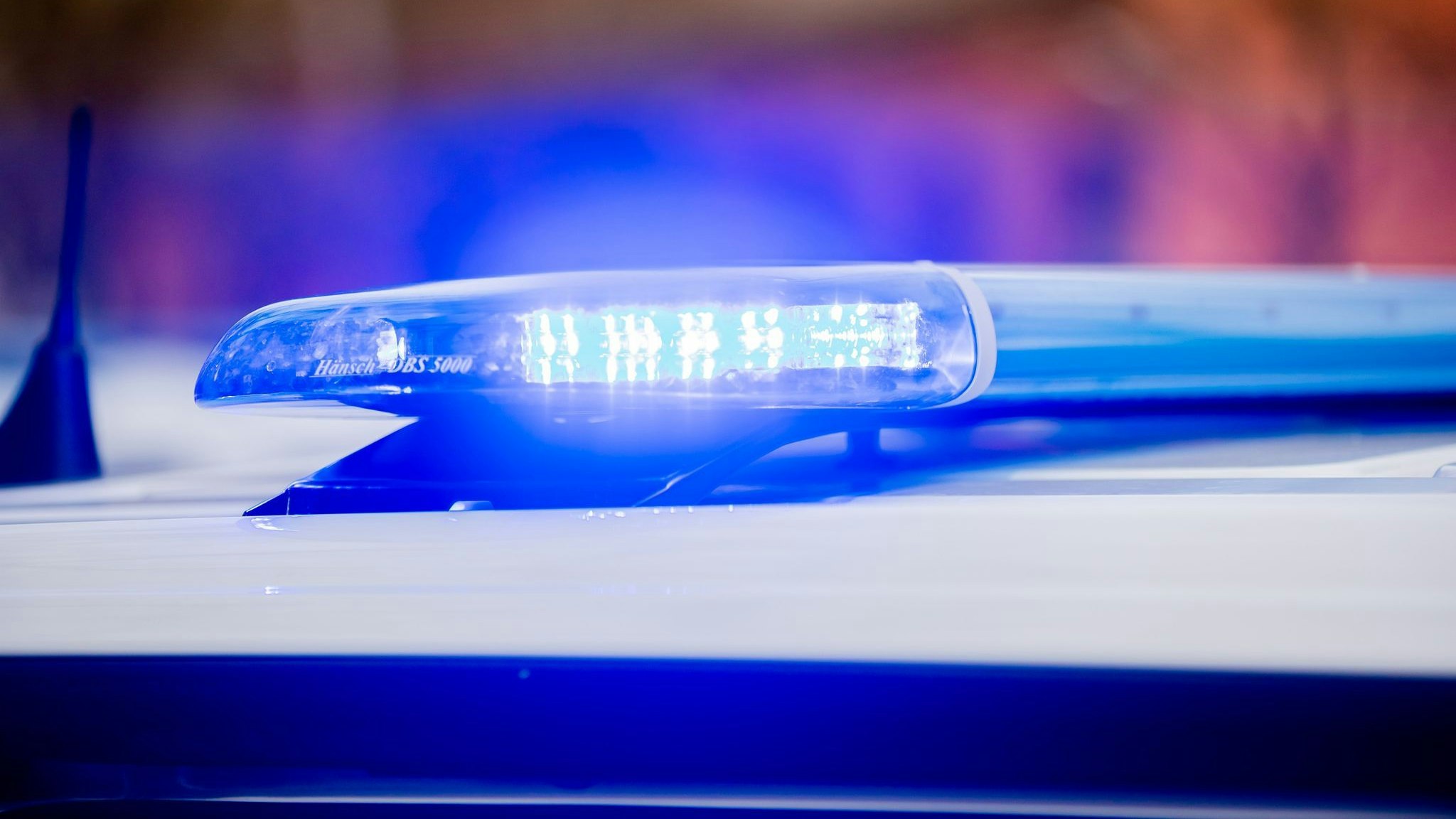 Das Blaulicht eines Polizeifahrzeuges leuchtet. Foto: dpa/Soeder