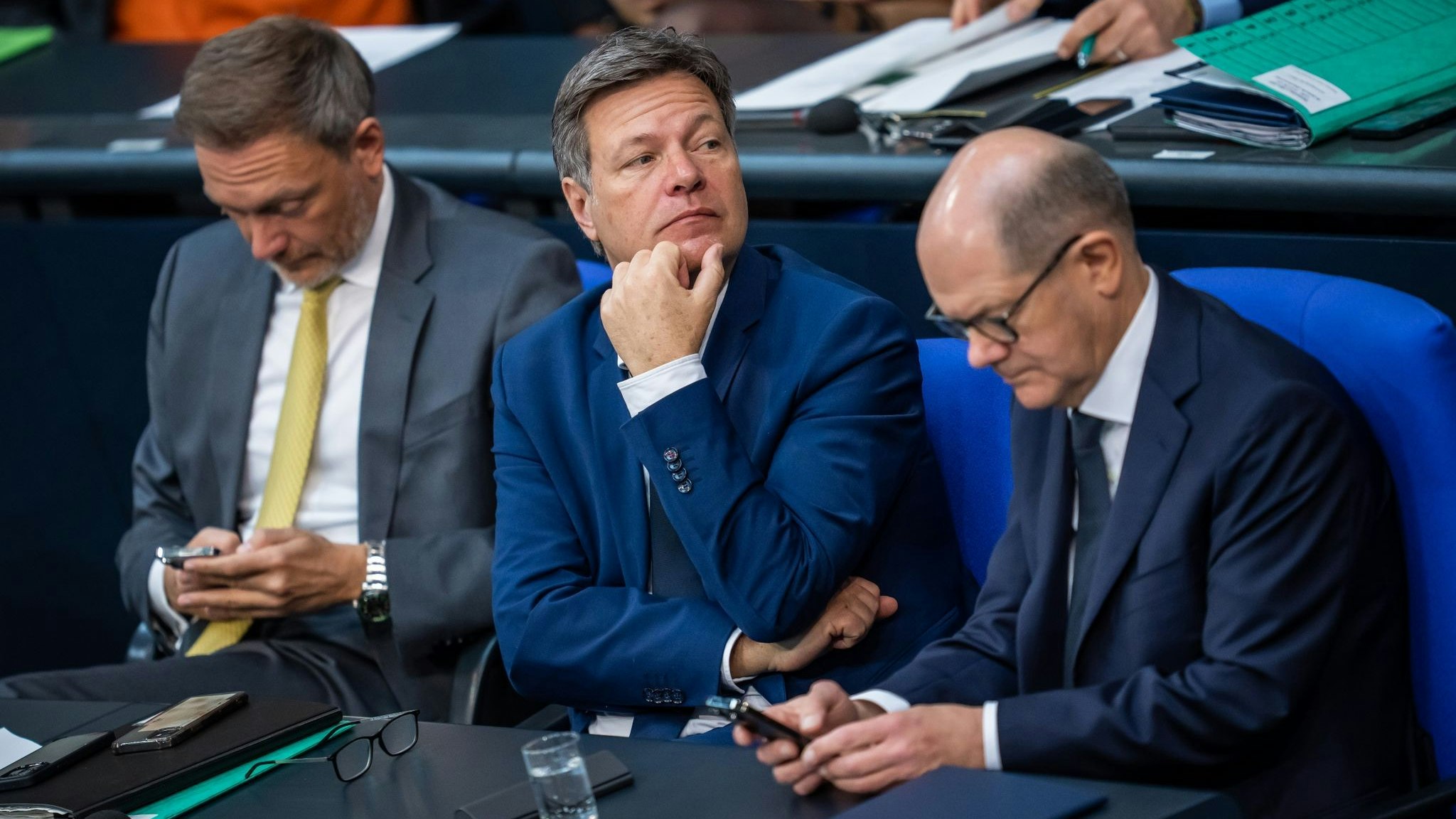 Finanzminister Christian Lindner neben Wirtschaftsminister Robert Habeck und Bundeskanzler Olaf Scholz (v.l.n.r.) während einer Bundestagssitzung. Foto: dpa/Kappeler