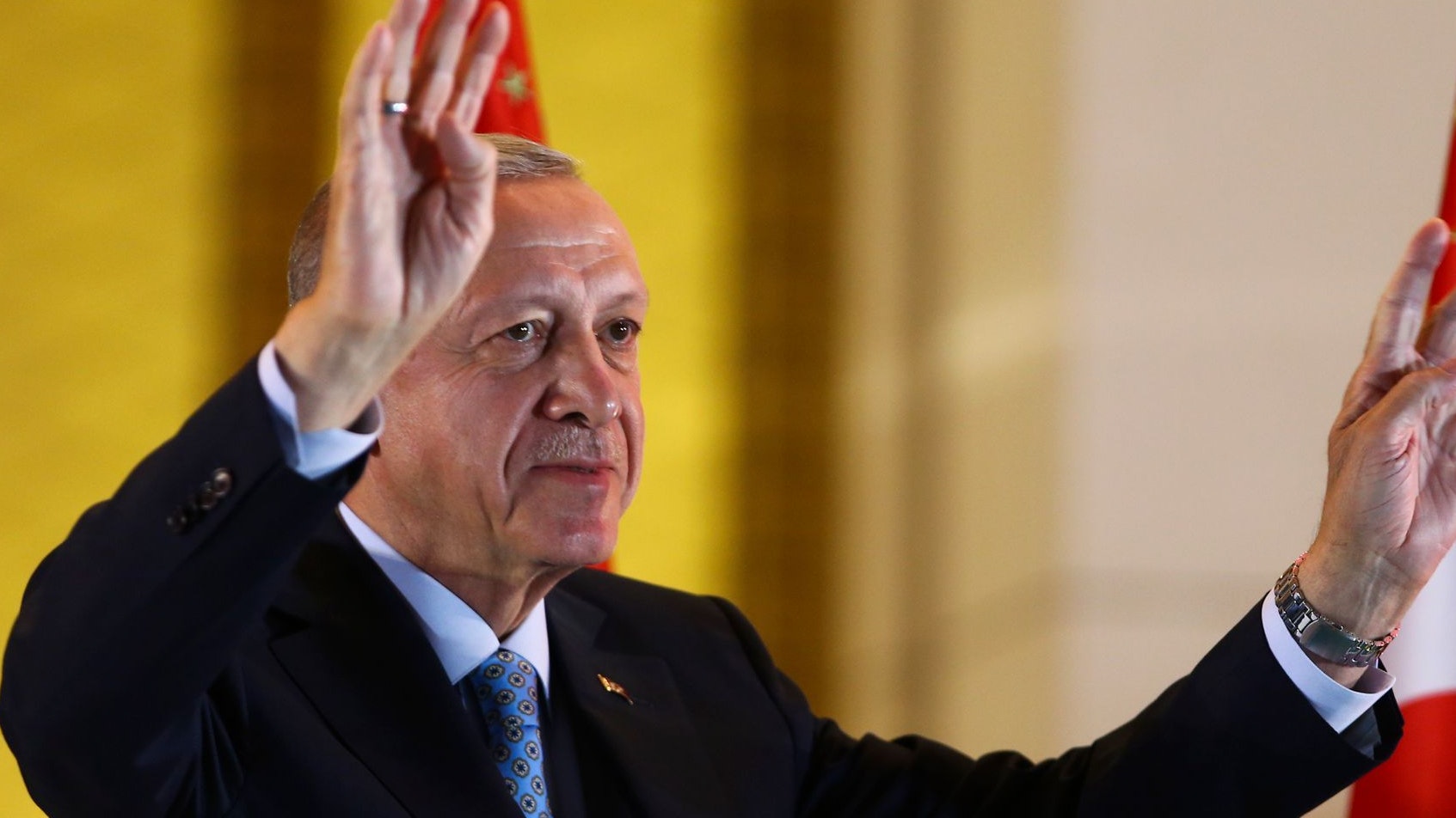 Der wiedergewählte Präsident der Türkei, Recep Tayyip Erdogan, feiert vor Anhängern im Präsidentenpalast in Ankara. Foto: dpa/AP/Ali Unal