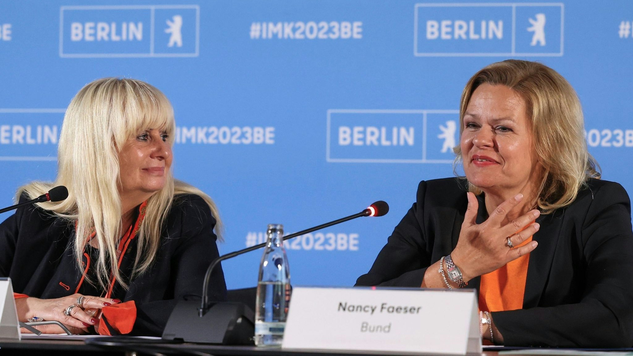 Berlins Innensenatorin Iris Spranger (l) und Bundesinnenministerin Nancy Faeser bei der Innenministerkonferenz. Foto: dpa/Carstensen