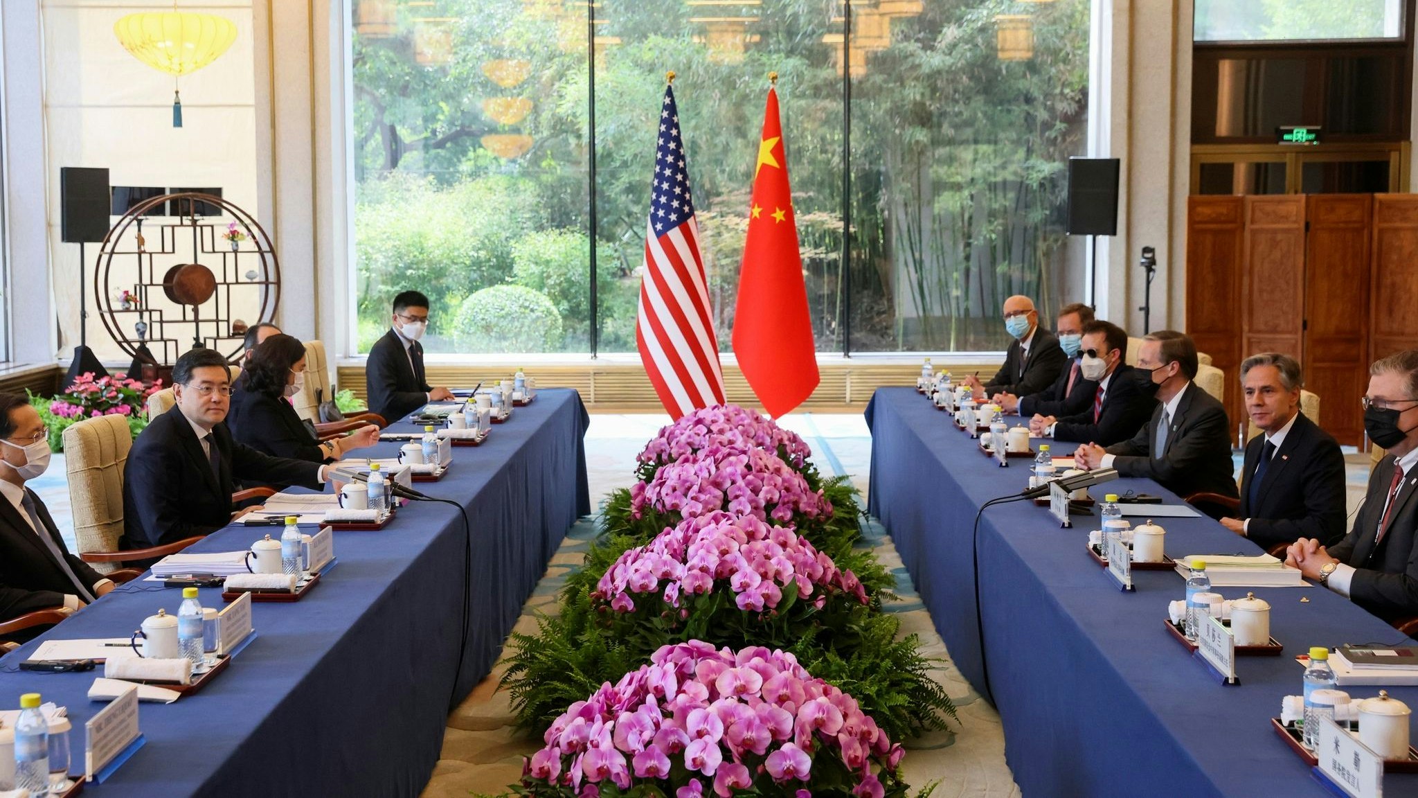 US-Außenminister Antony Blinken (r) und sein chinesischer Amtskollege Qin Gang (l) sitzen sich mit ihren Delegationen im Pekinger Staatsgästehaus Diaoyutai gegenüber. Foto: dpa/Millis