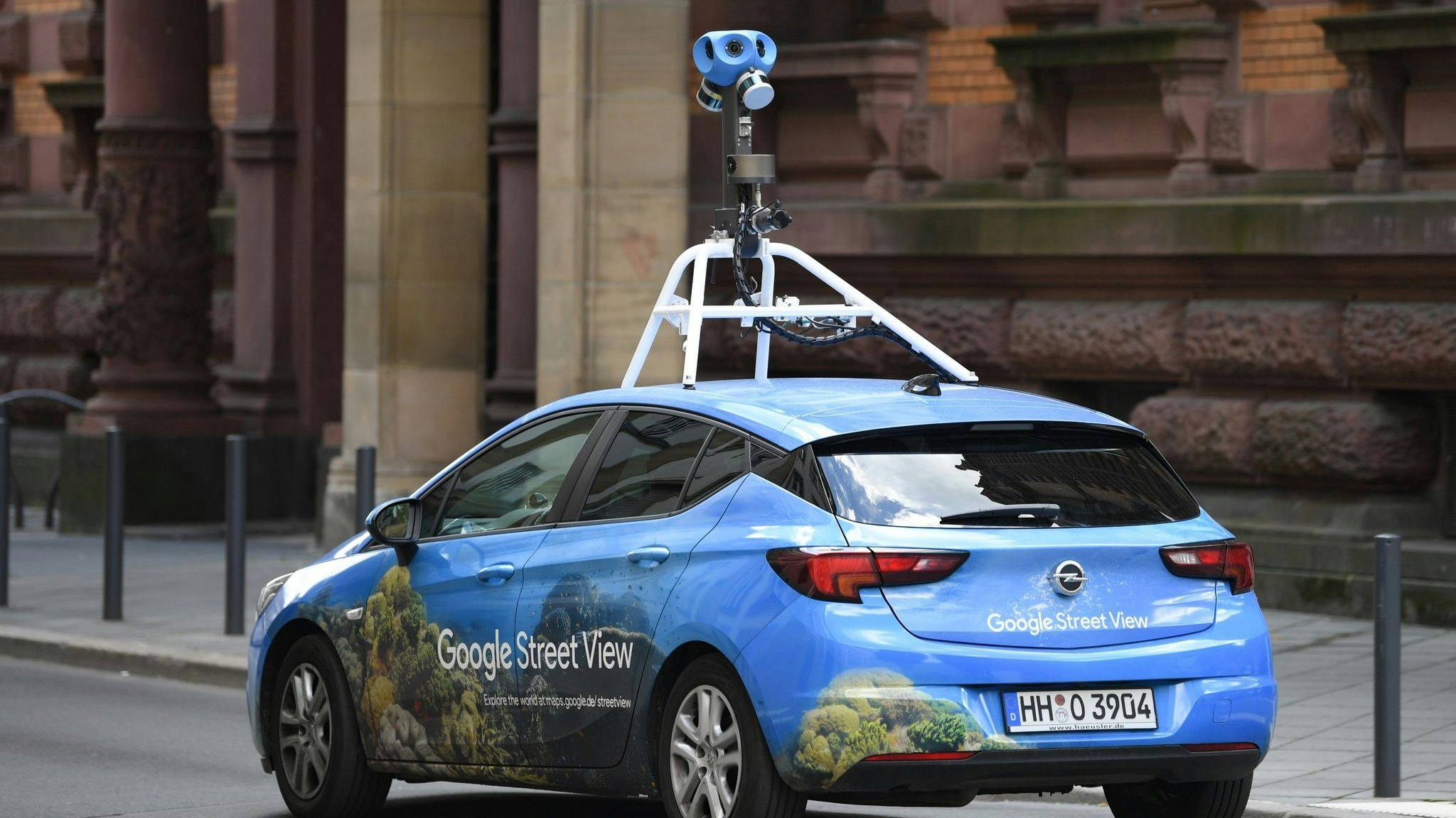 Mit einer auffälligen Kamera auf dem Dach fährt ein Auto von Google Street-View durch das Gerichtsviertel in Frankfurt. Foto: dpa/Dedert