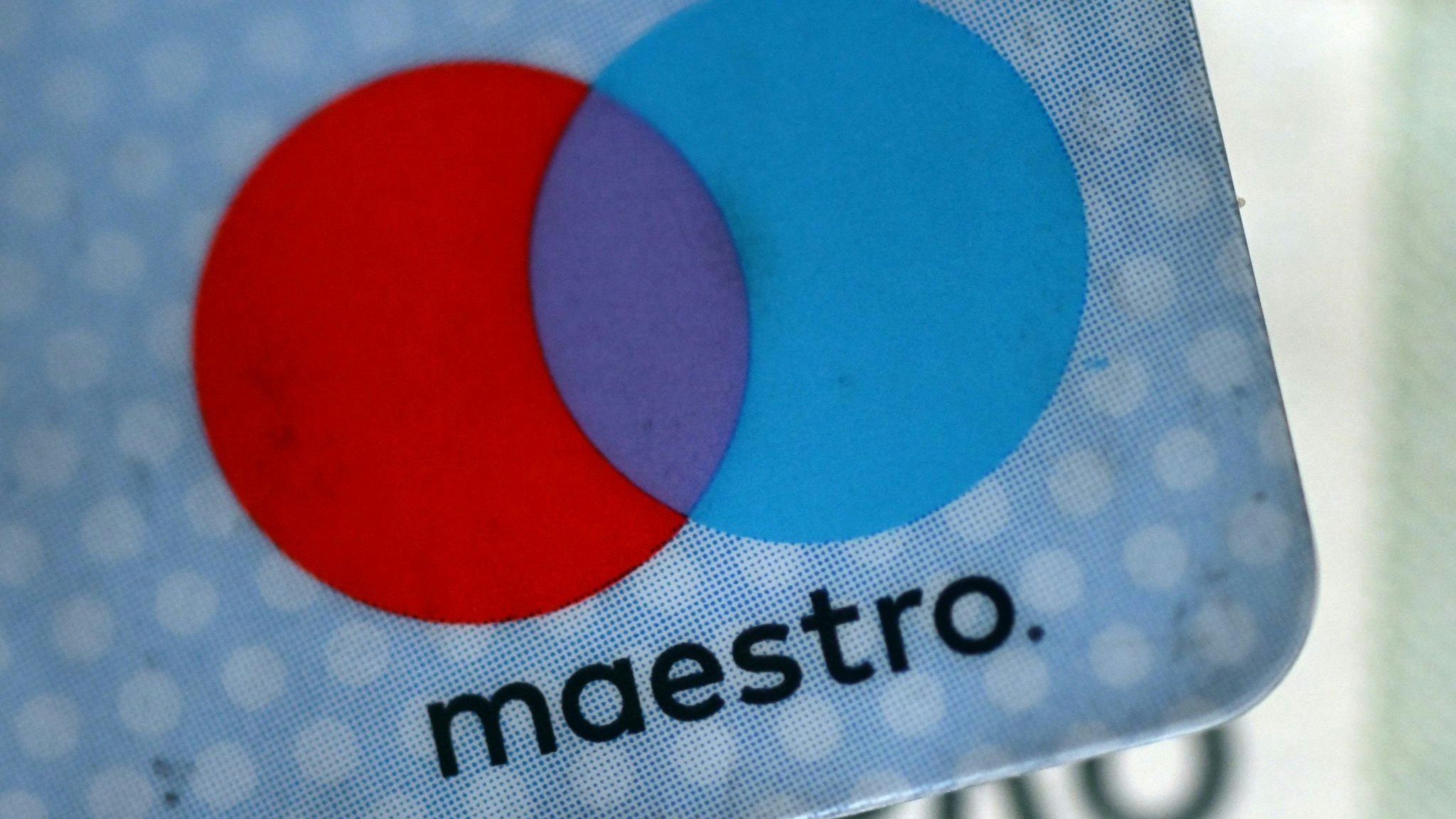 Die Maestro-Funktion von Girokarten ist künftig nicht mehr verfügbar. Foto: dpa/Gambarini
