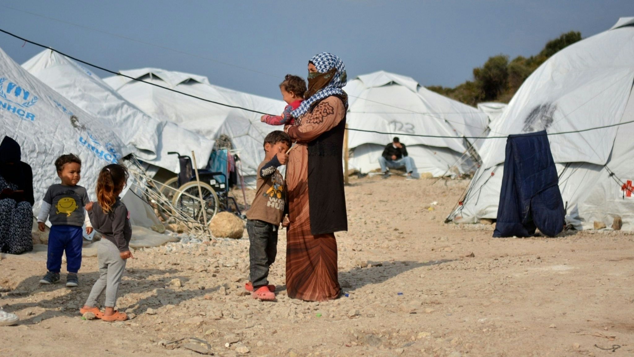 Eine Frau steht mit ihren Kindern im Flüchtlingslager Kara Tepe in der Nähe von Mytilini auf Lesbos. Foto: dpa/Balaskas