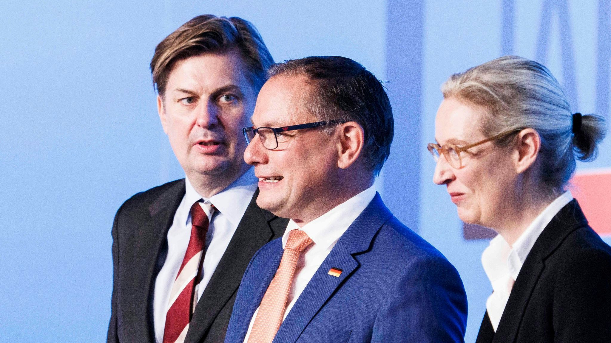 Der Europawahl-Spitzenkandidat Maximilian Krah (l.) auf der Bühne mit den AfD-Bundesvorsitzenden Tino Chrupalla und Alice Weidel. Foto: dpa/Koall
