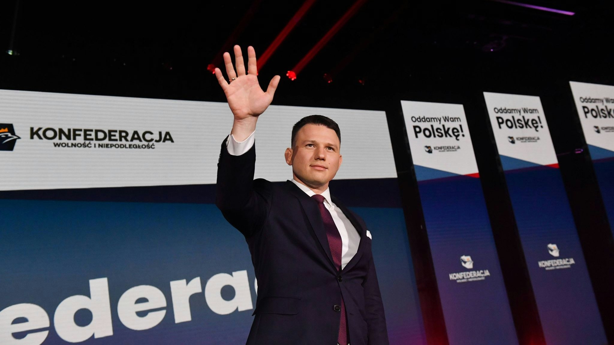 Der rechte polnische Politiker Slawomir Mentzen spricht während eines politischen Kongresses in Warschau. Foto: dpa/Nowaki