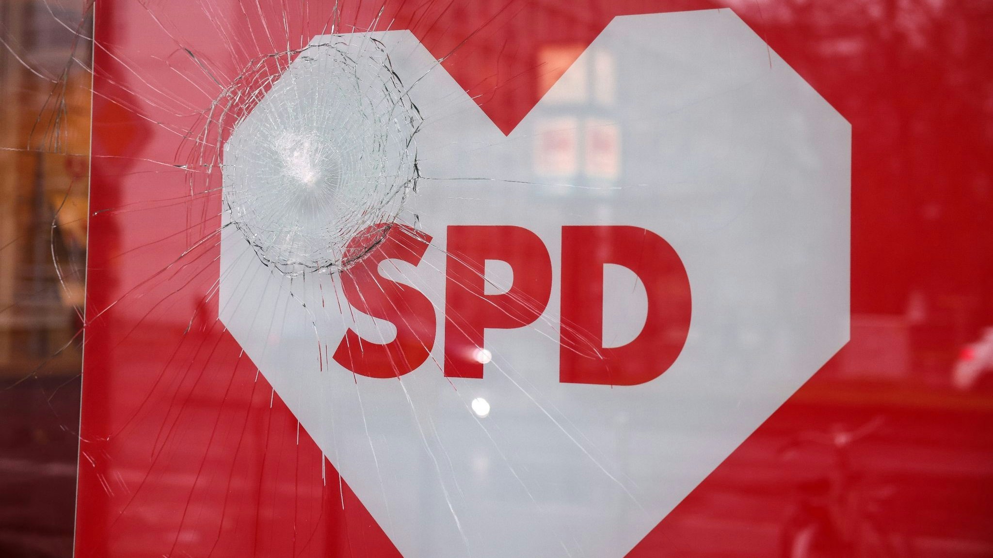 Beschädigte Fensterscheibe im Kurt-Schumacher-Haus, der Landesgeschäftsstelle der SPD in Berlin-Wedding. Foto: dpa/Matzka