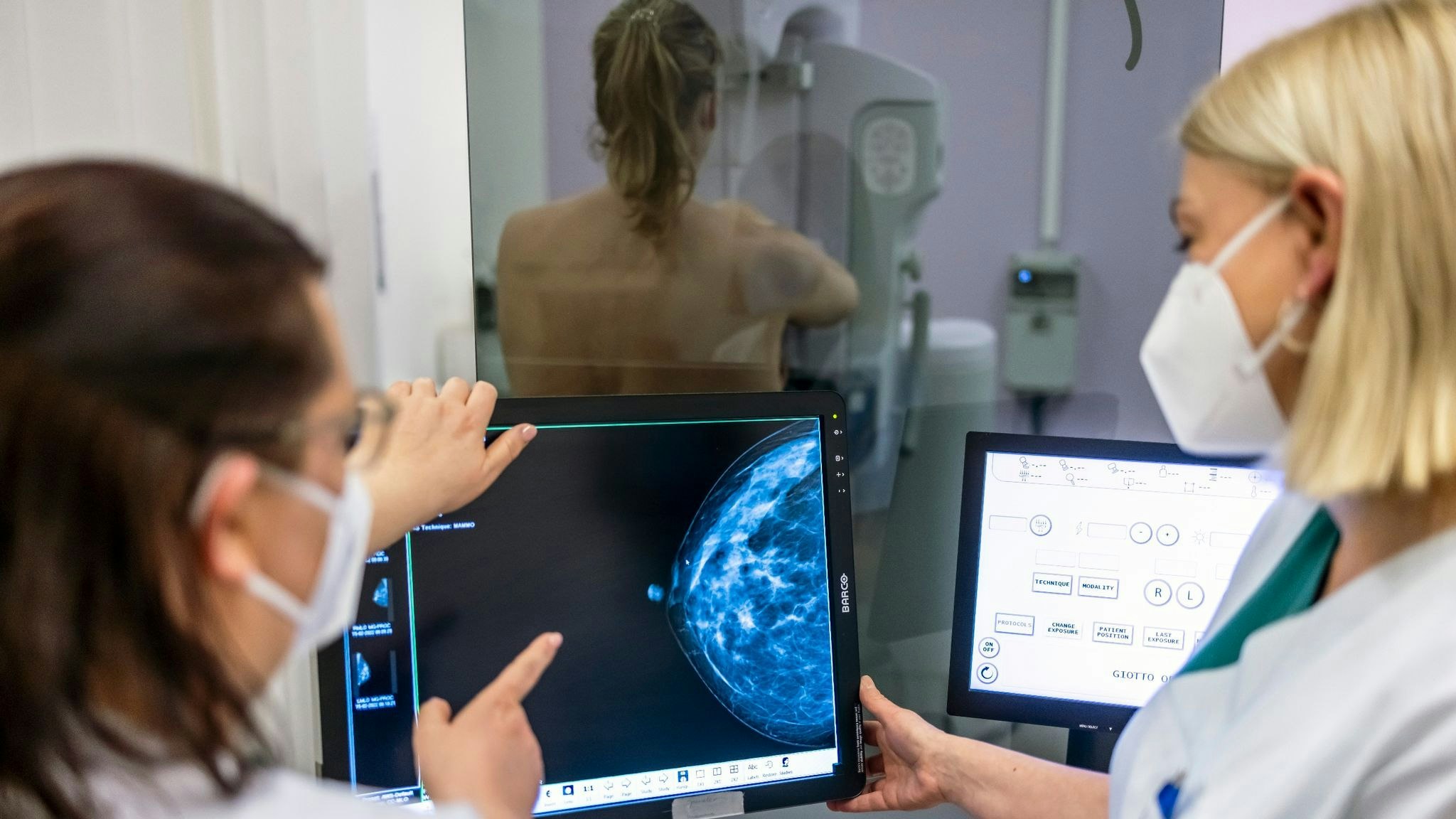 Untersuchung auf Brustkrebs bei einem Mammographie-Screening. Künftig sollen auch Frauen im Alter zwischen 70 und 75 Jahren alle zwei Jahre Anspruch auf eine Mammographie haben. Foto: dpa/Hanschke