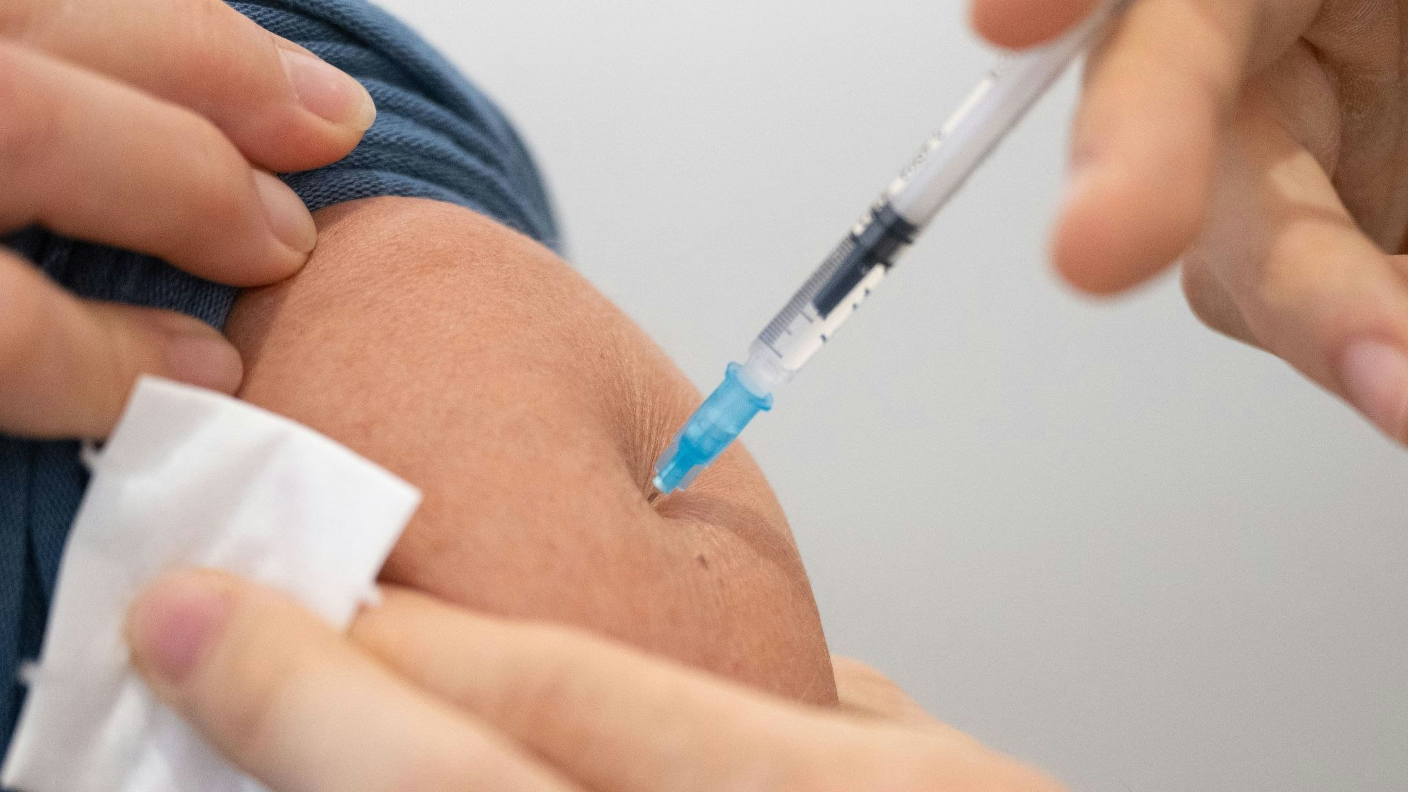 Ein an neue Varianten angepasster Corona-Impfstoff wird voraussichtlich ab dem 18. September in Arztpraxen und Apotheken erhältlich sein. Foto: dpa/Murat
