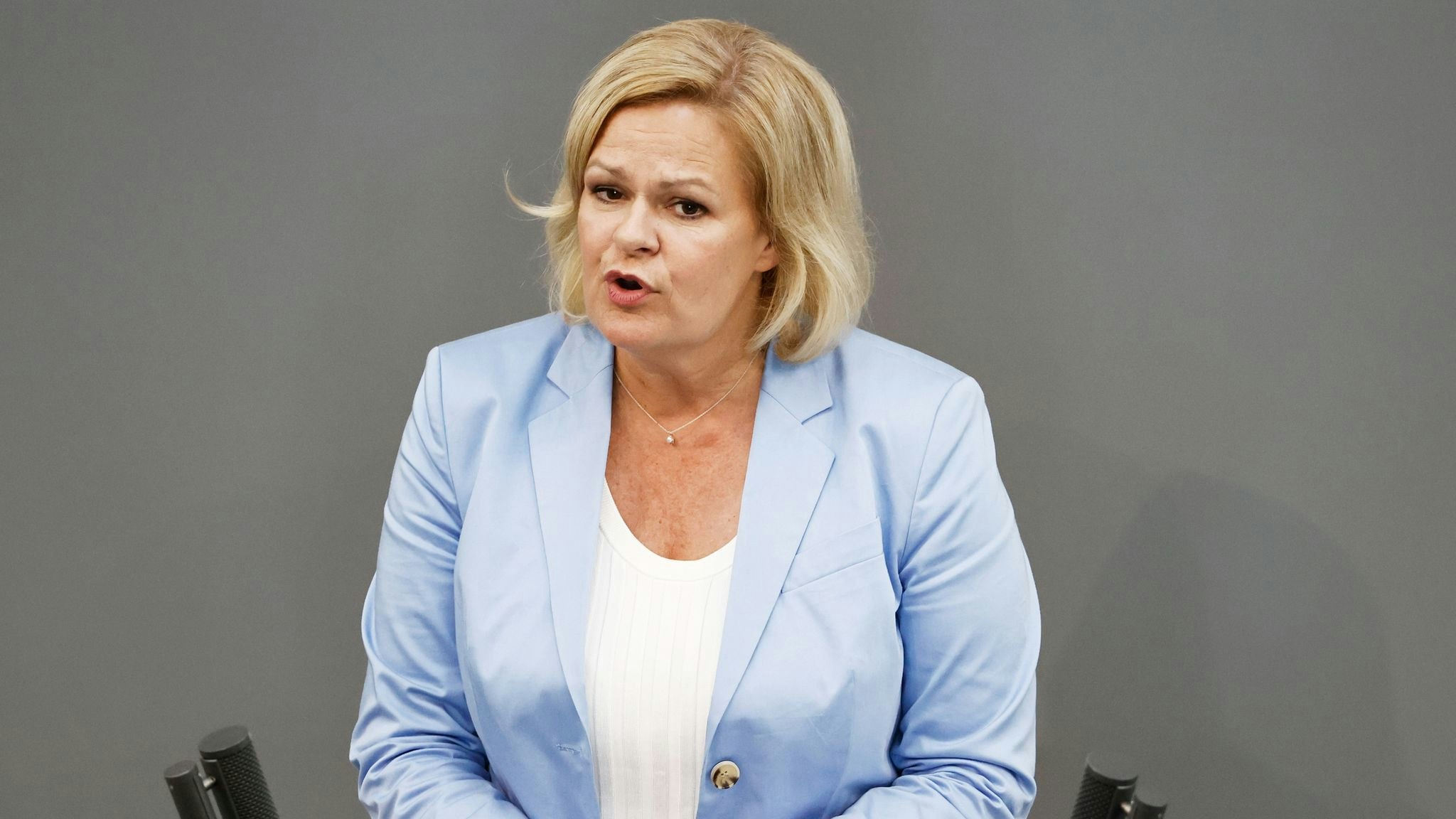Bundesinnenministerin Nancy Faeser weist die Vorwürfe zur Absetzung von Ex-BSI-Chef Arne Schönbohm zurück. Foto: dpa/Koall