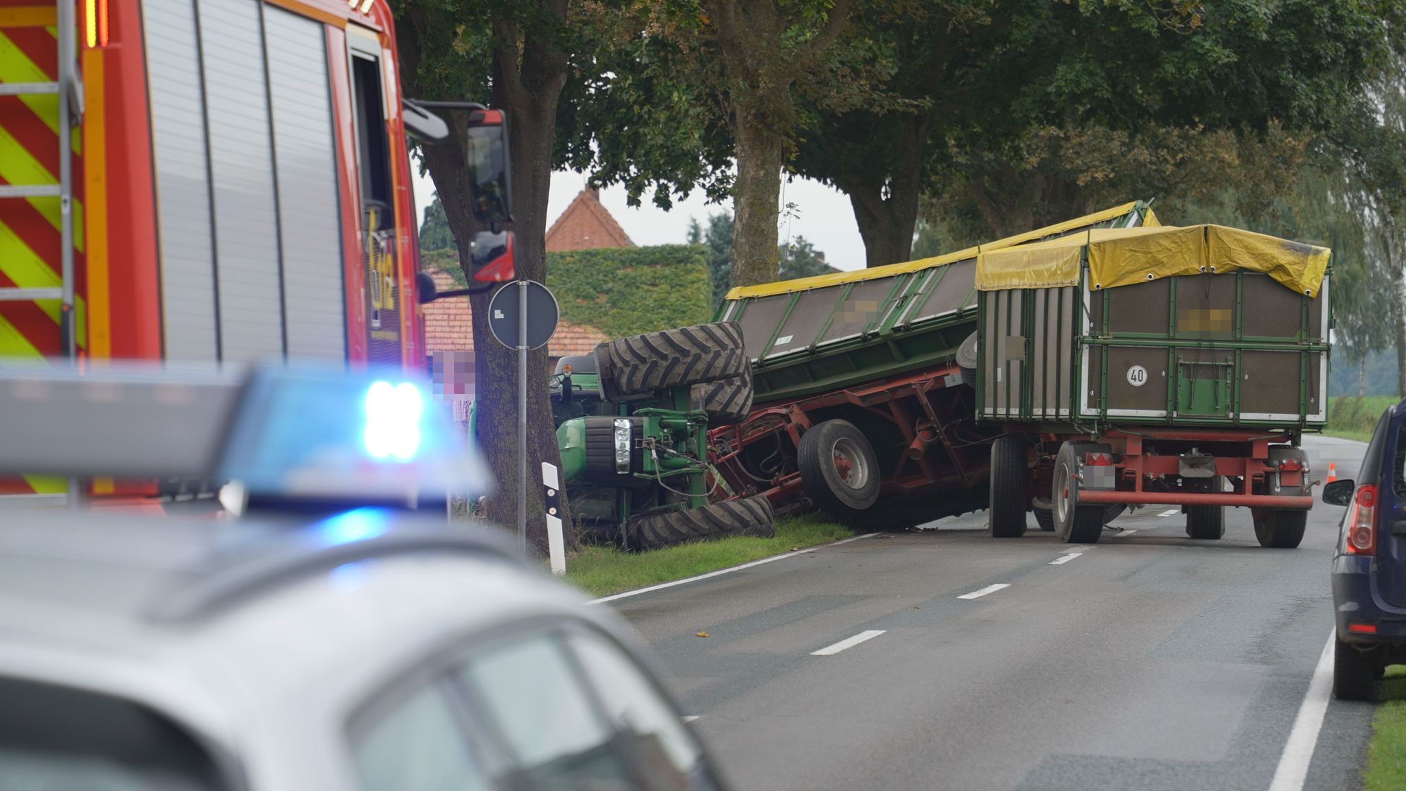 Ein Traktor und ein Anhänger sind auf einer Straße in der Nähe von Twistringen umgestürzt. Foto: dpa / Thomas Lindemann / Nord-West-Media TV