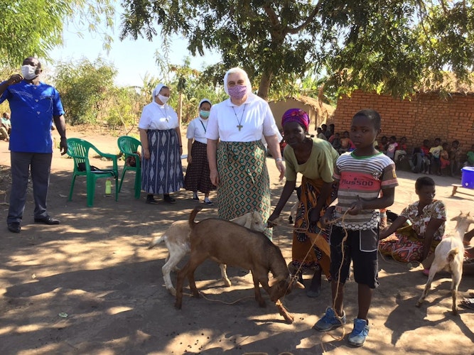 Moment der Übergabe: Schwester Klara Lüers aus Visbek bei der Verteilung der Ziegen in Madisi.