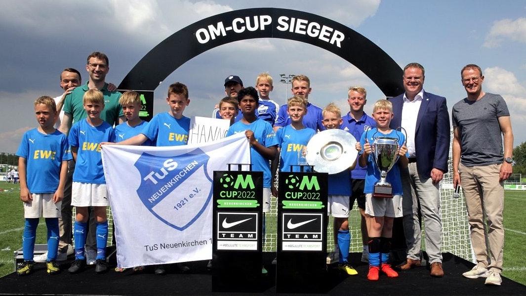 So sehen die Sieger aus: Die Mannschaft des TuS Neuenkirchen auf dem neuen OM-Cup-Siegerpodest. Fotos: Schikora