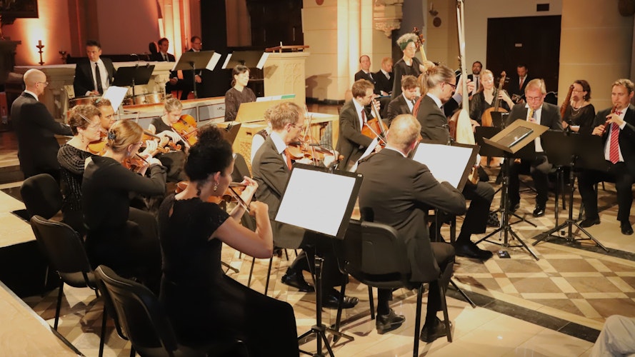 Das Orchester bildete mit dem Chor eine stimmige, ausgewogene Einheit. Foto: Passmann