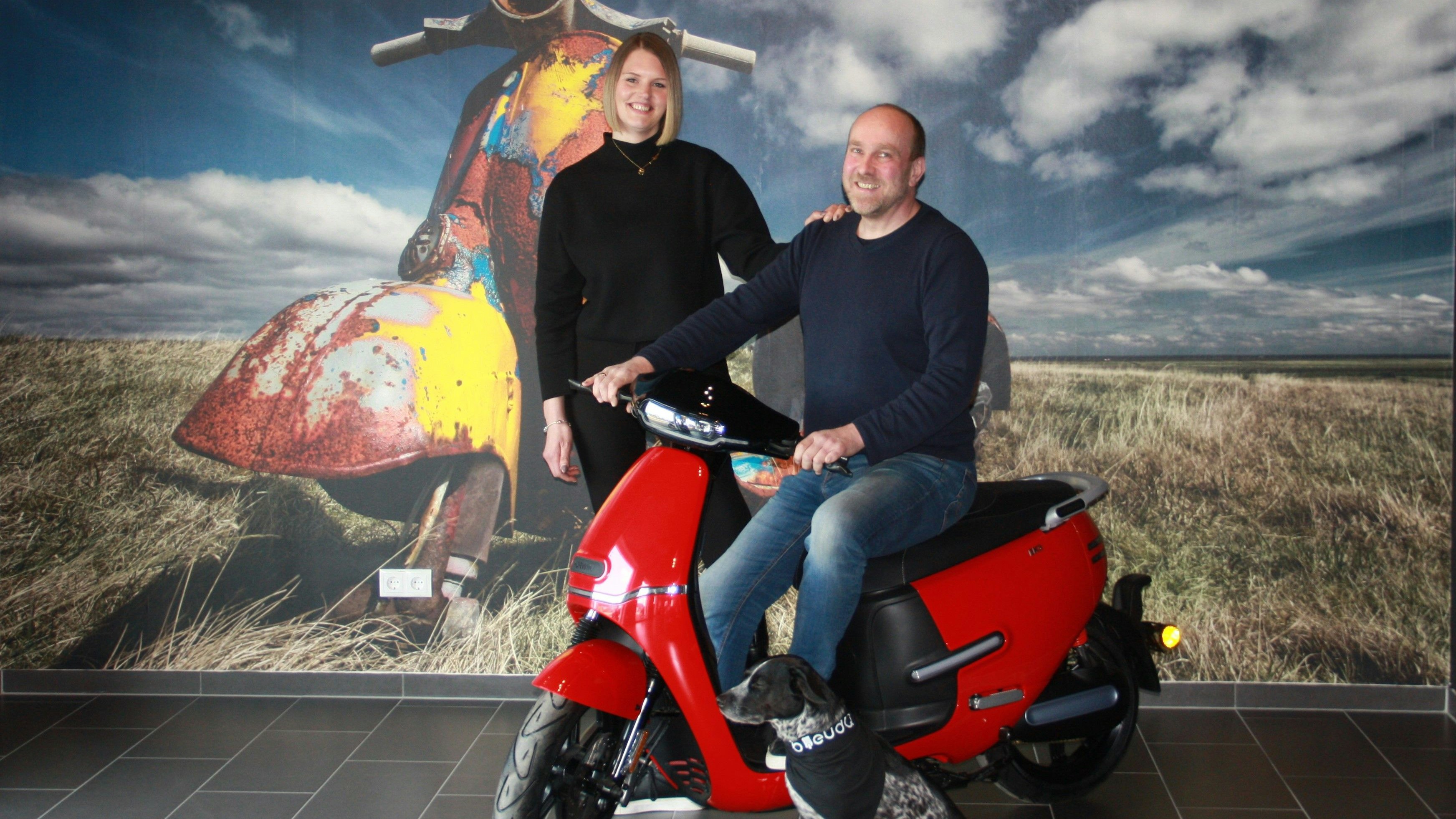Schaffen ein nachhaltiges Angebot für Elektro-Roller in Vechta: Nadine und Dieter Heidtmann. Foto: Thomes
