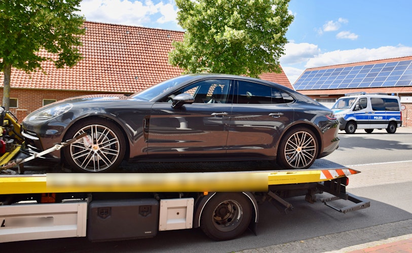 Ein hochwertiges Fahrzeug eines der Tatverdächtigen wurde im Zuge der Durchsuchungsmaßnahmen beschlagnahmt. Foto: Polizei