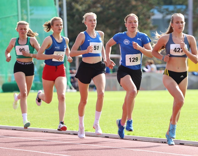 Hatte alles im Griff: Die Lutterin Lera Miller (rechts) vom VfL Löningen siegte in der Altersklasse U18 über 3000 Meter.  Foto: Antonia Beyer