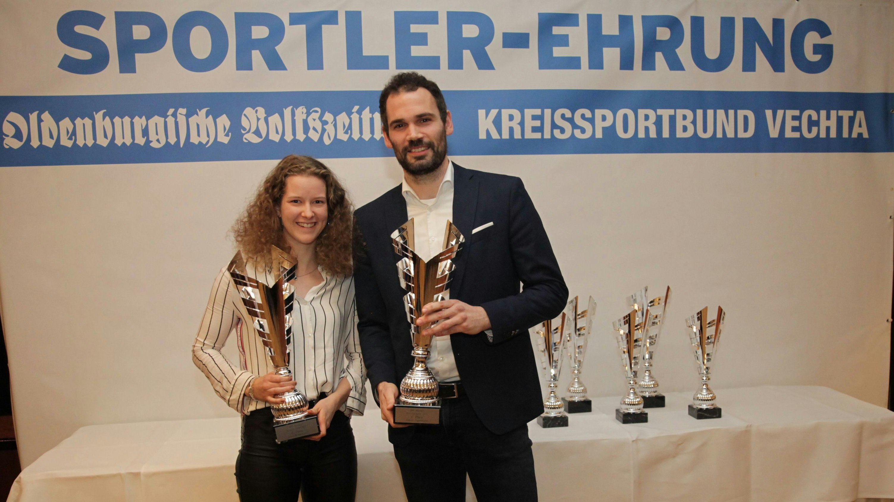 Die alten und neuen Sportler des Jahres: Julia Middendorf und Simon Engelmann. Fotos: Schikora/Wenzel