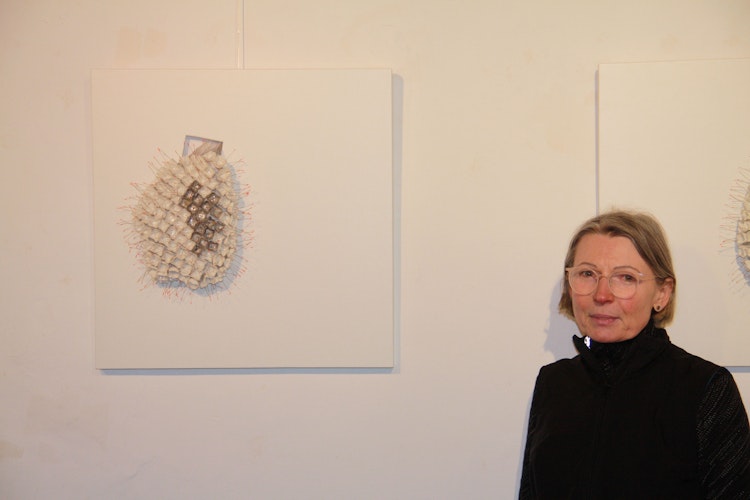 Edelstahl trifft Porzellan: Dorota Albers hat mit einem dünnen Gitter aus Draht eine Figur strukturiert. Foto: Thomes