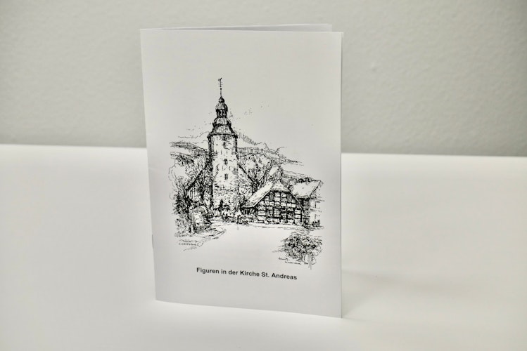 Die Broschüre liegt in der St.-Andreas-Kirche aus. Foto: Dickerhoff