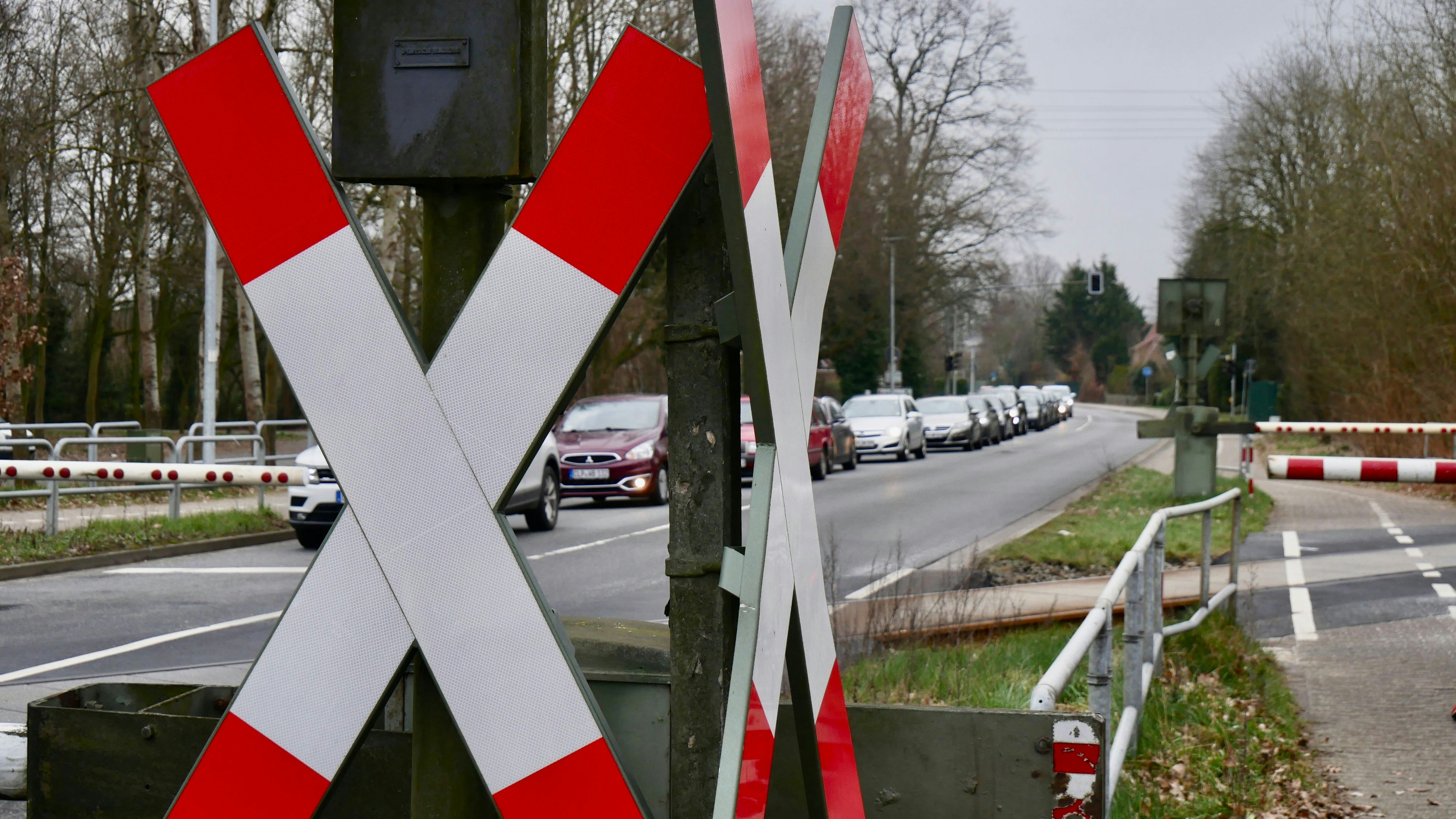 Schranken bleiben unten: Der Bahnübergang an der Sevelter Straße sorgt nicht zum ersten Mal für Frust. Foto: Dickerhoff