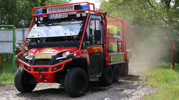 Marke Eigenbau: Feuerwehr Bösel kann mit neuem Mehrzweckfahrzeug Moore löschen