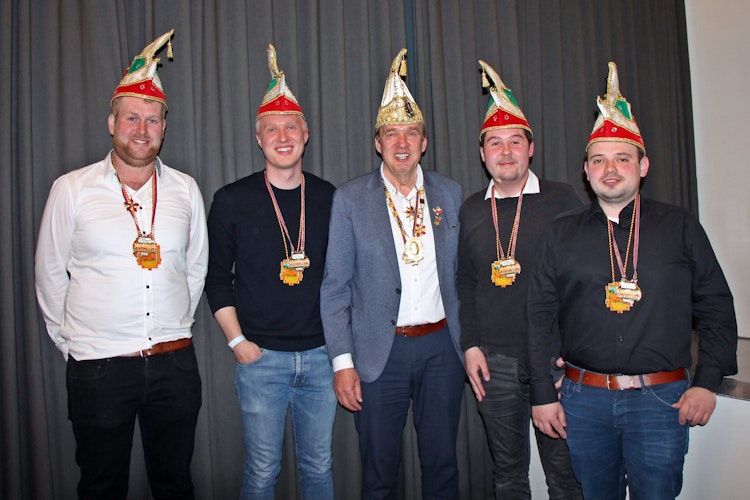 Die neuen Elferratsmitglieder und der scheidende Chef: Bernhard Wehming jr., Kai Goda, Benno Goda, Tobias Osterhues und Florian Merder. Foto: Oevermann