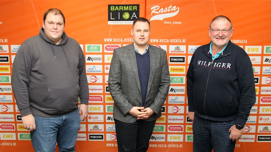 Seit dem 1. März im Amt: Rastas Sportdirektor Gerrit Kersten-Thiele (Mitte), hier mit den Klubchefs Stefan Niemeyer (rechts) und Lukas Middendorf. Foto: Bente