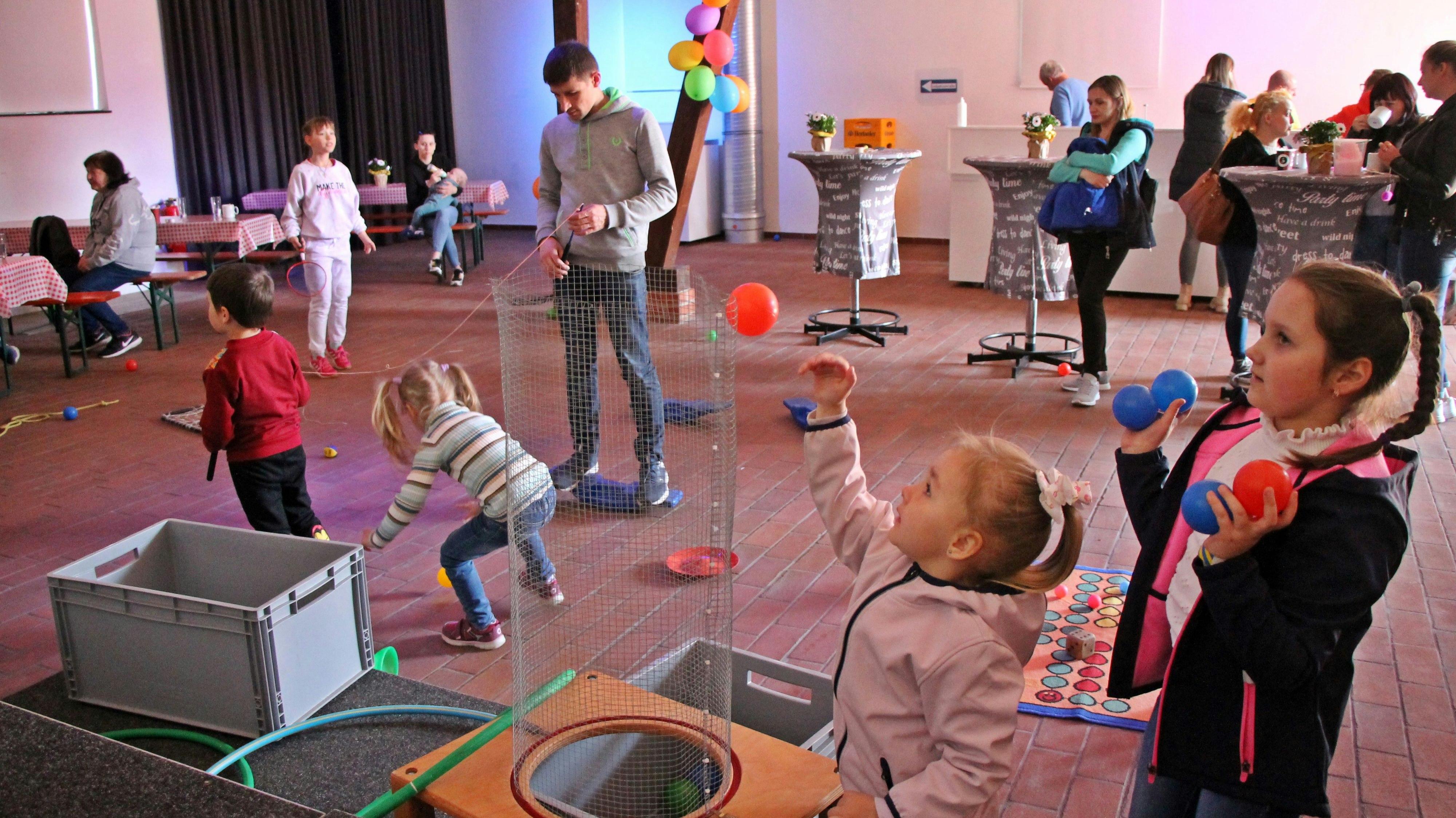 Spiele für die Kleinen: Viel Spaß hatten die jüngsten Besucher bei der von der Stiftung Rückenwind organisierten Kinderbetreuung in der Scheune Leiber. Foto: Oevermann