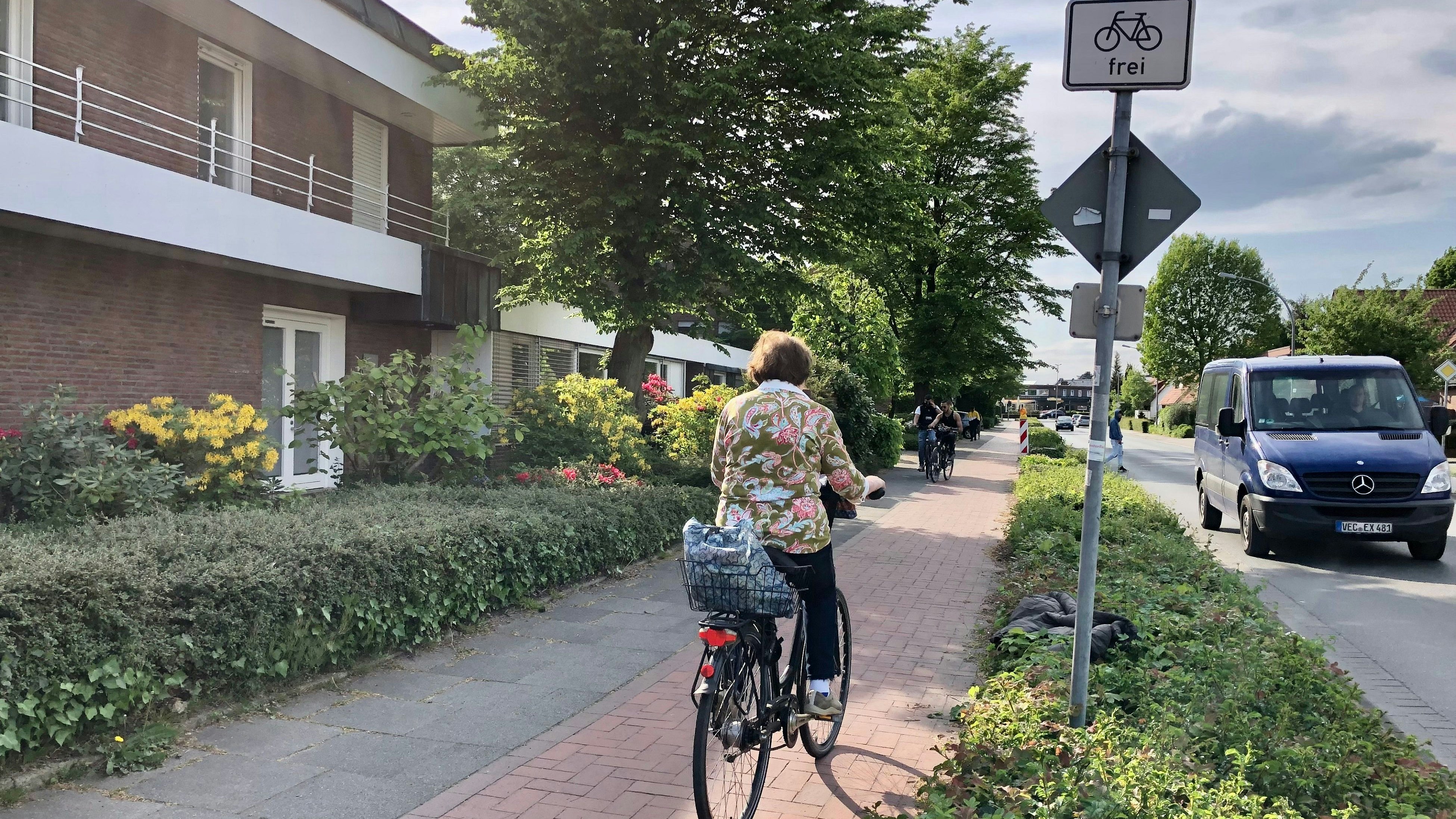 Alles richtig gemacht: Hier darf die Frau mit ihrem Rad auf dem Gehweg fahren, muss es aber nicht. Foto: Berg