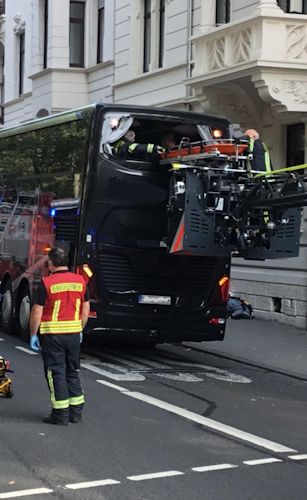 Per Drehleiter konnte die Feuerwehr den kollabierten Mann aus dem Bus befreien.   Foto: Höffmann Touristik