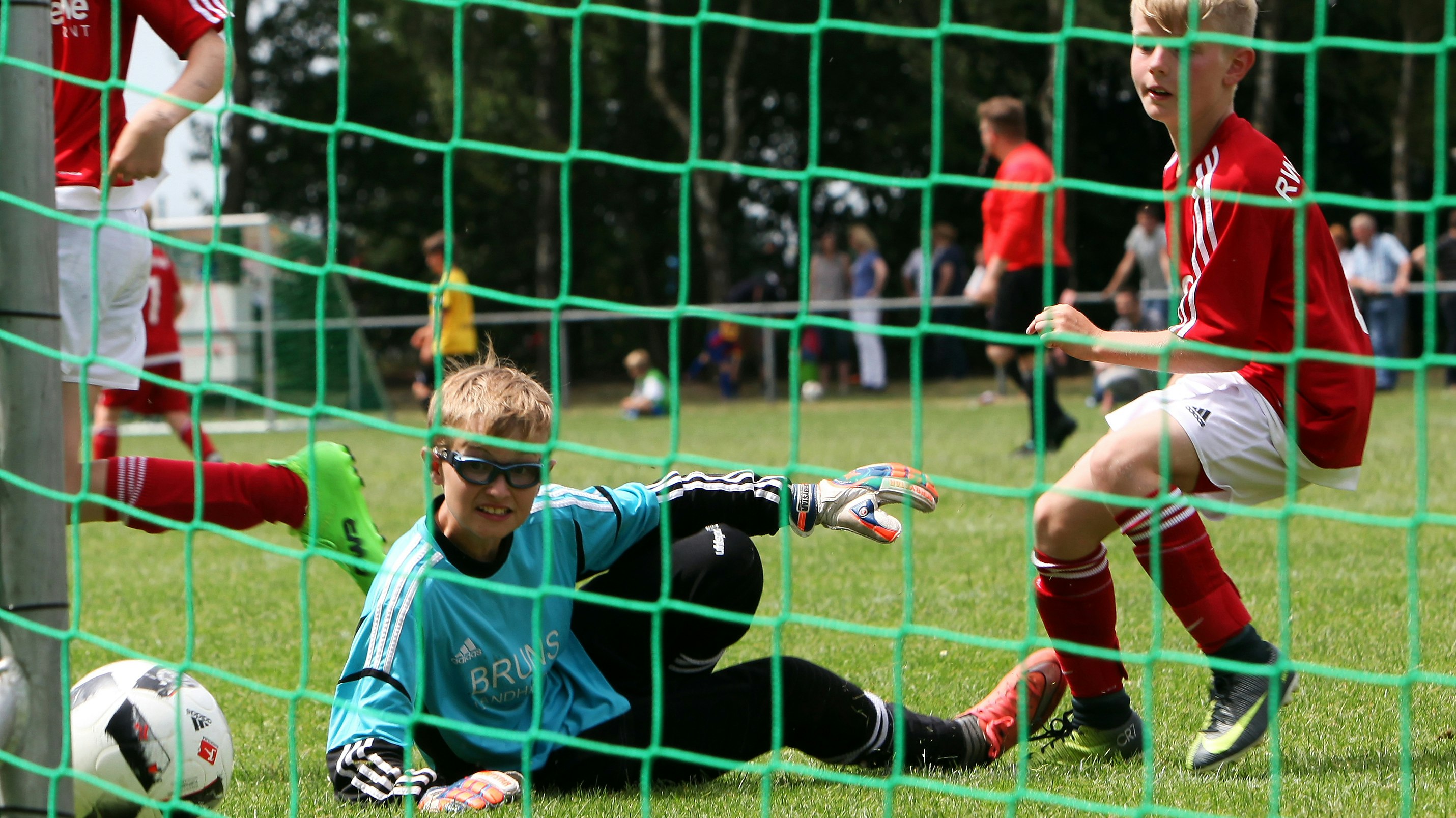 Hoffen und Bangen auf dem grünen Rasen: Der Nachwuchs darf in Kürze endlich wieder Fußball spielen. Foto: Schikora